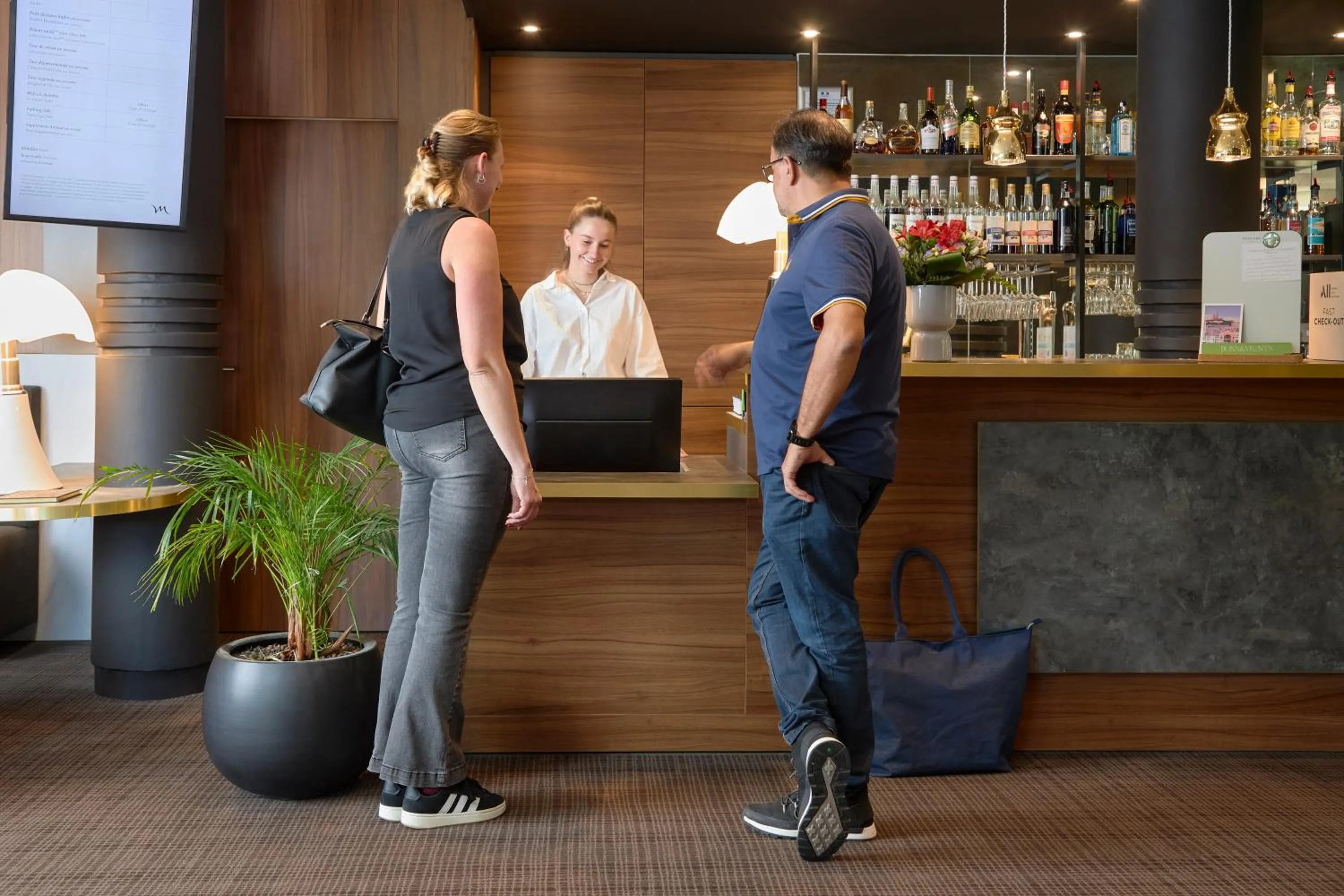 Lobby or reception in Mercure Aix-en-Provence La Duranne Gare TGV