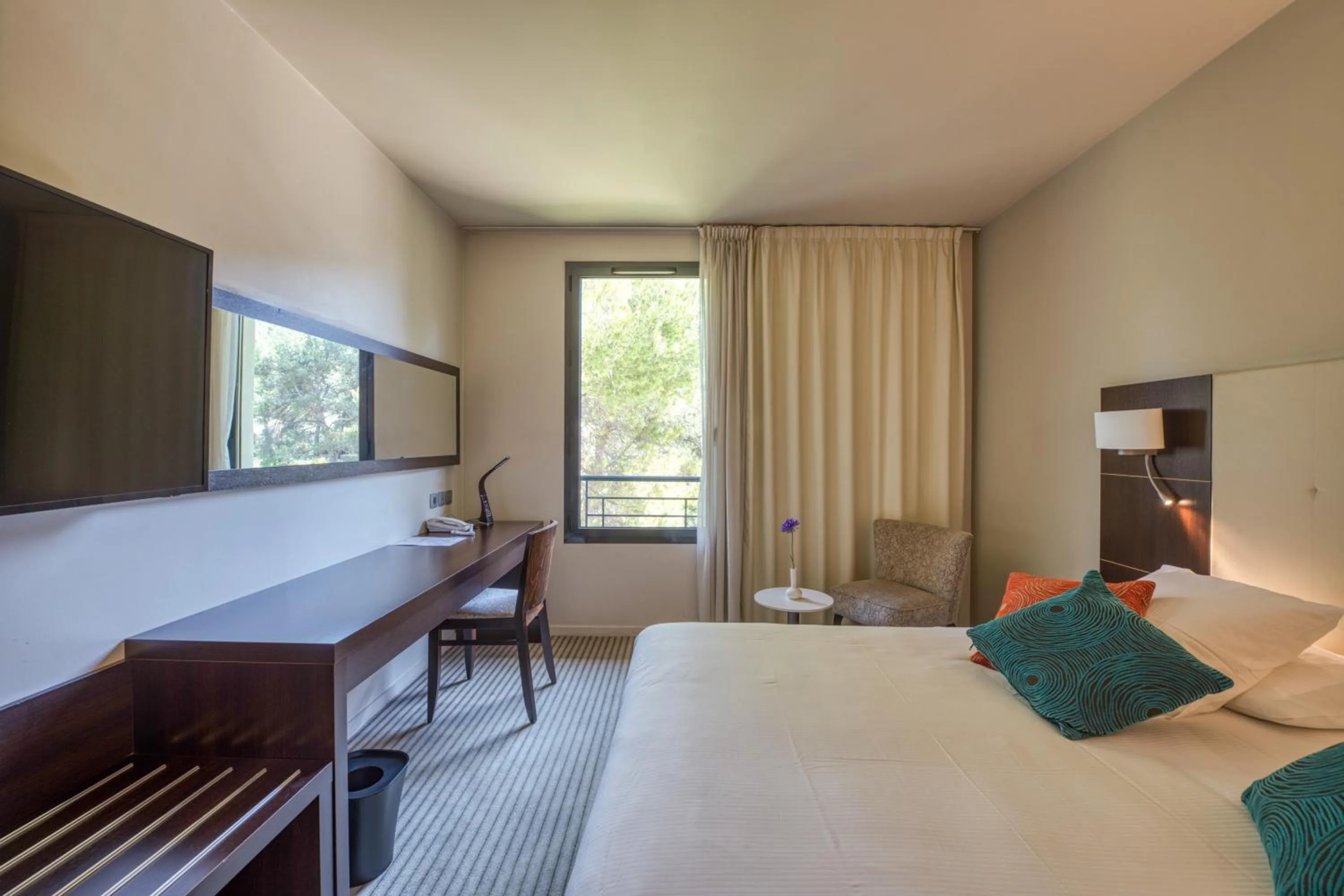 TV and multimedia, Bed in Mercure Aix-en-Provence La Duranne Gare TGV