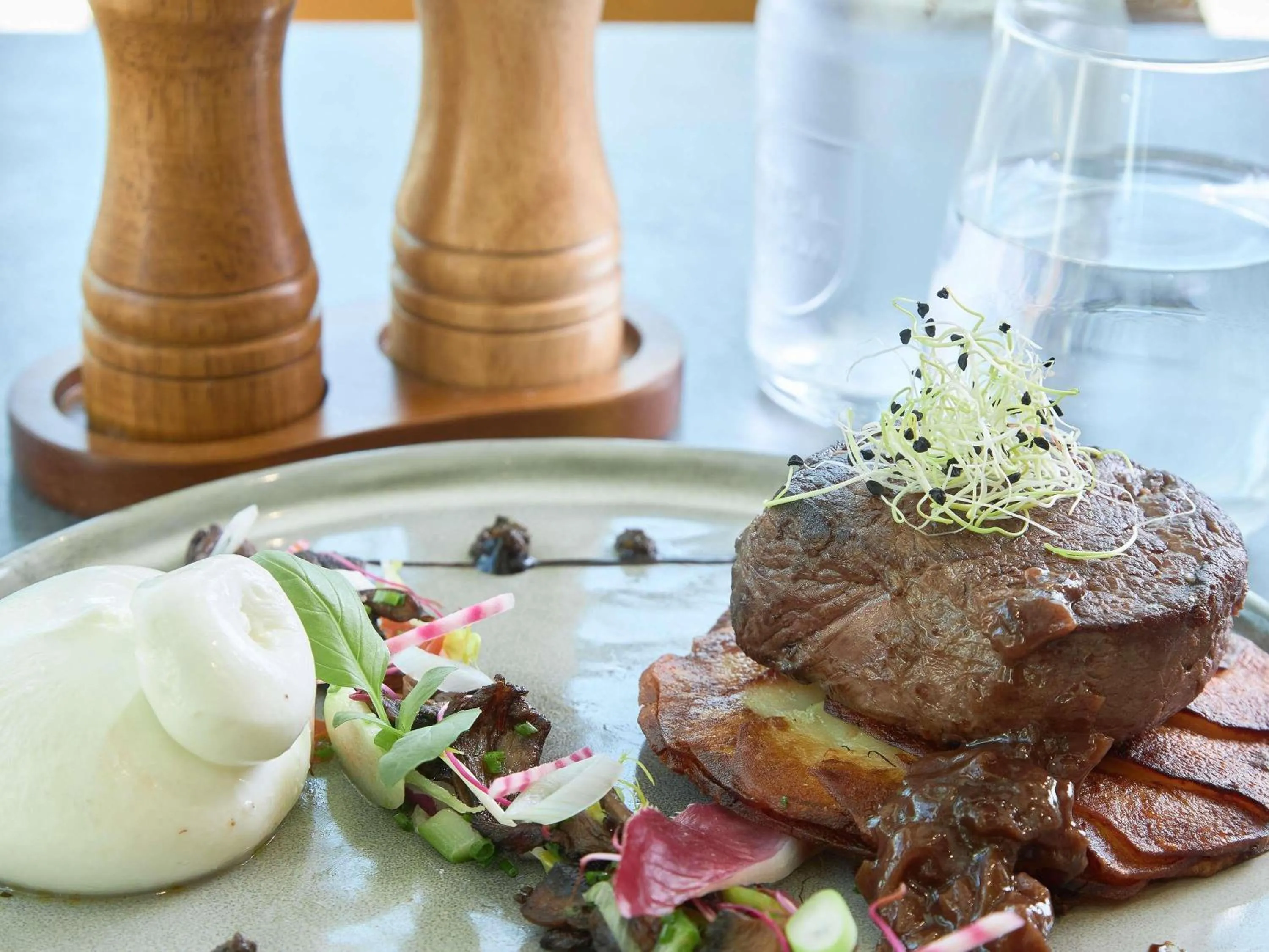 Restaurant/places to eat in Mercure Aix-en-Provence La Duranne Gare TGV