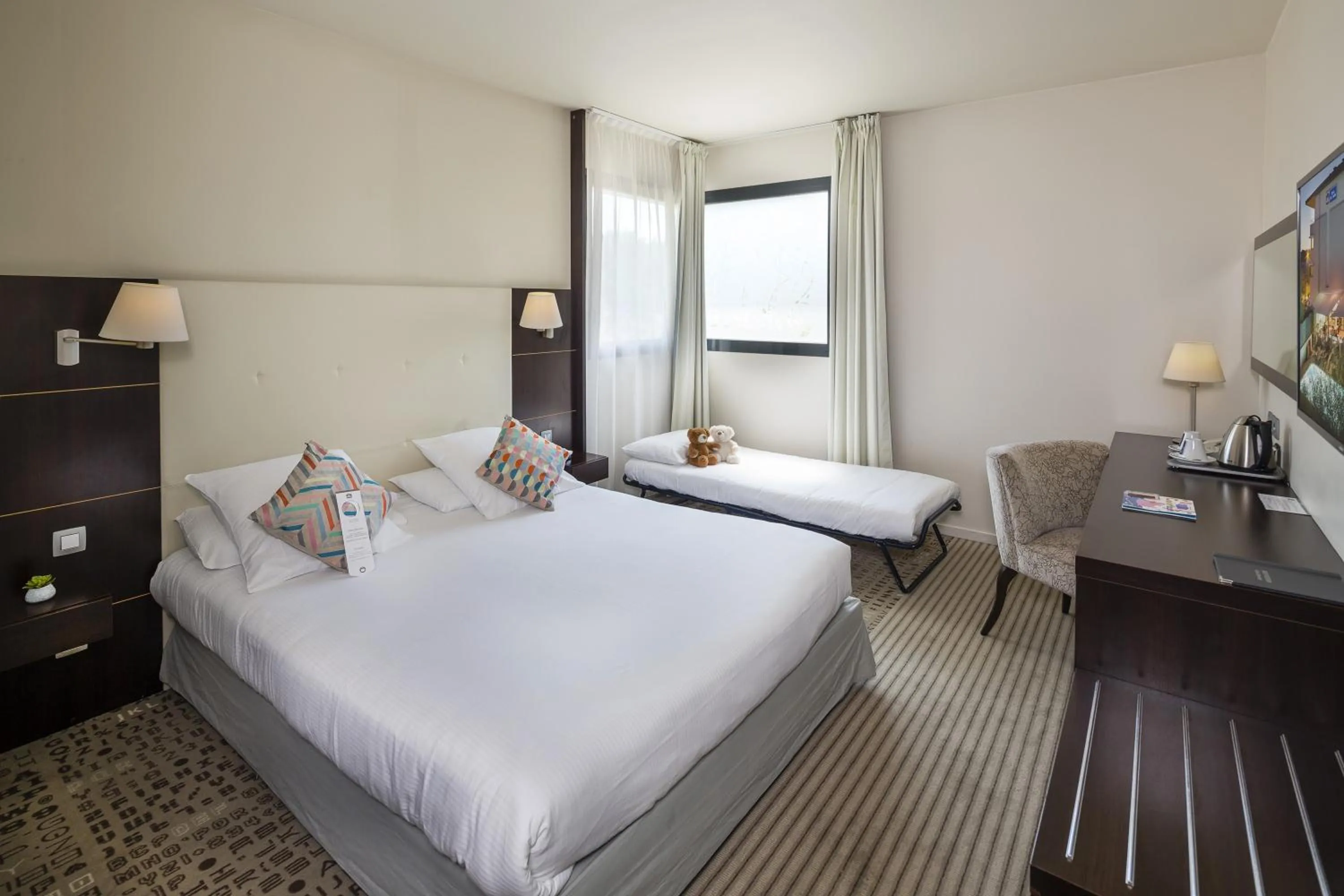 Photo of the whole room, Bed in Mercure Aix-en-Provence La Duranne Gare TGV