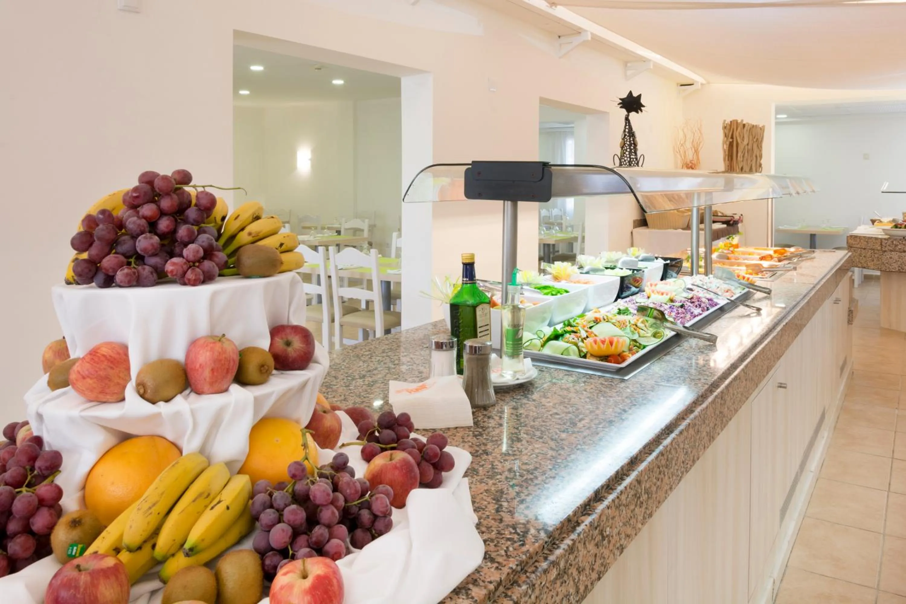 Restaurant/places to eat in HSM Club Torre Blanca