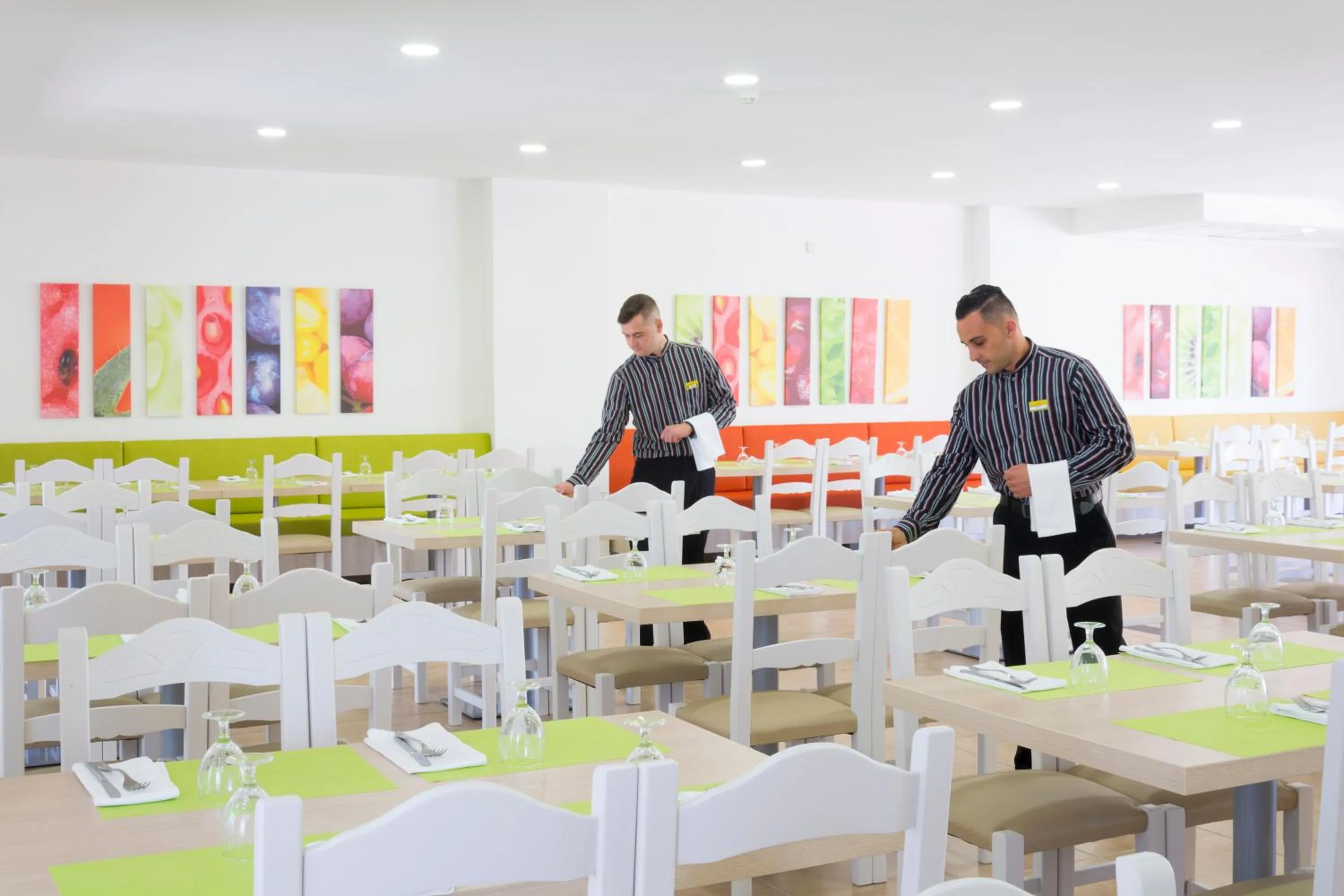 Restaurant/places to eat in HSM Club Torre Blanca