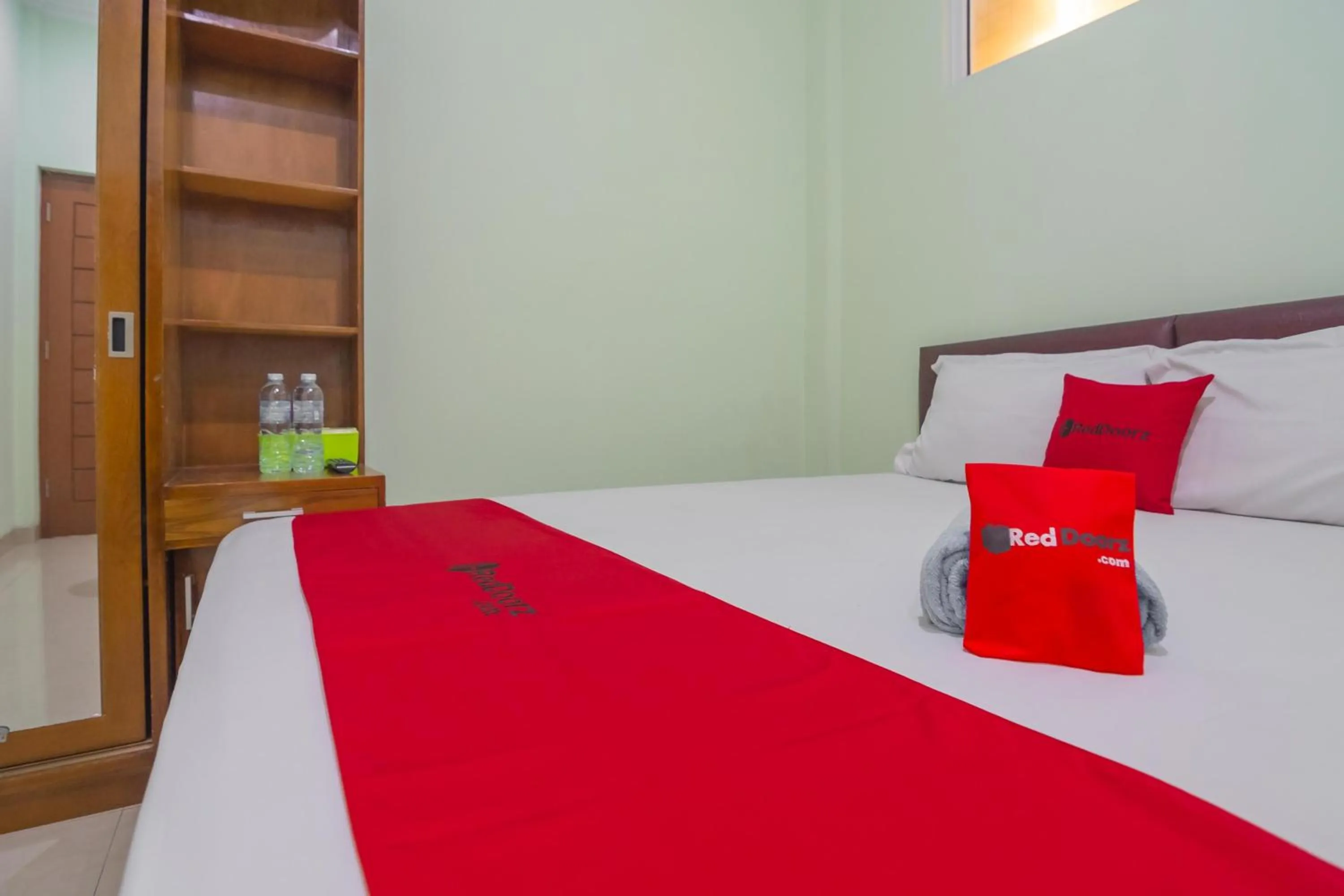 Bedroom, Bed in RedDoorz at Hotel Griya Gatsu Lampung