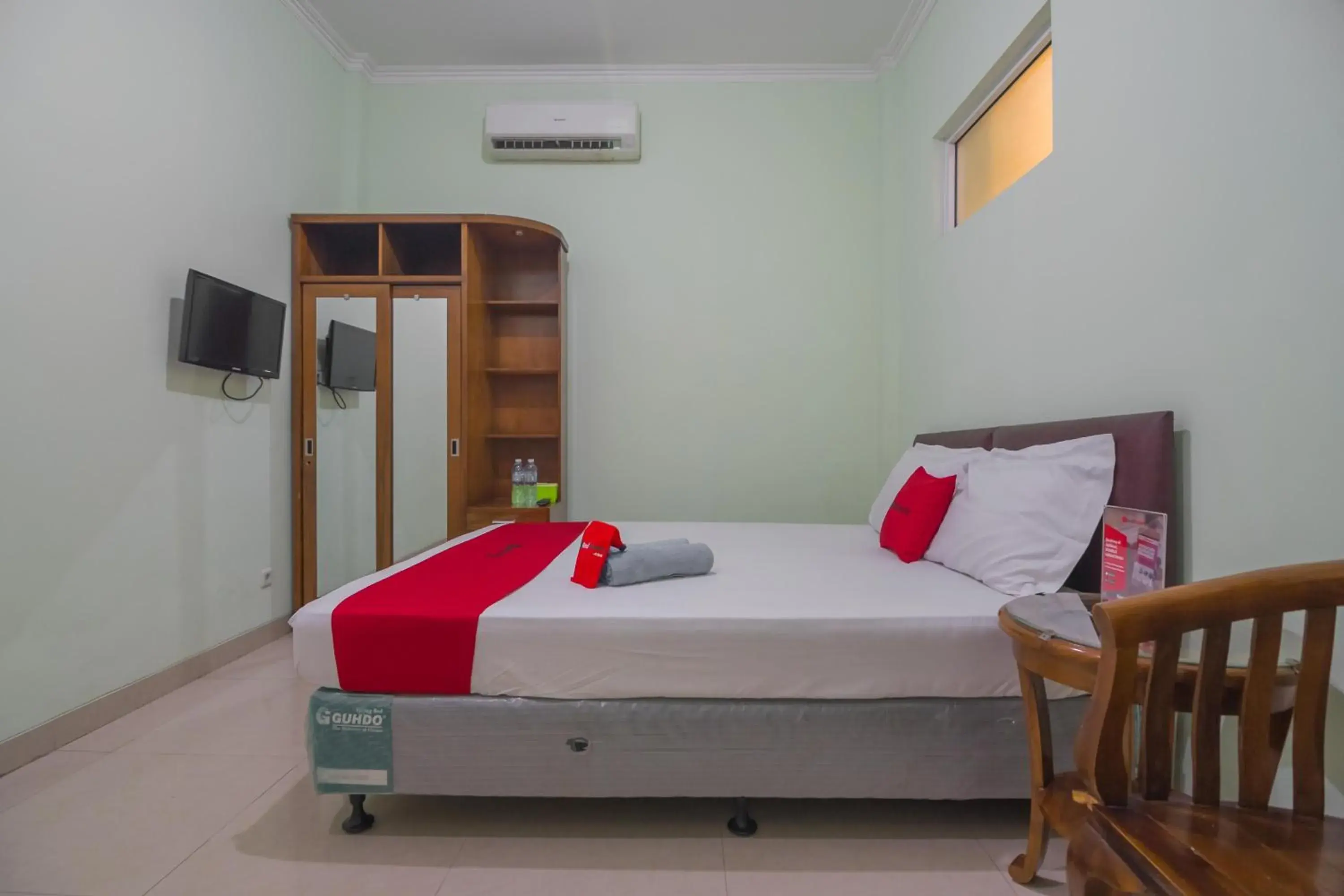 Double Room in RedDoorz at Hotel Griya Gatsu Lampung Double Room in RedDoorz at Hotel Griya Gatsu Lampung