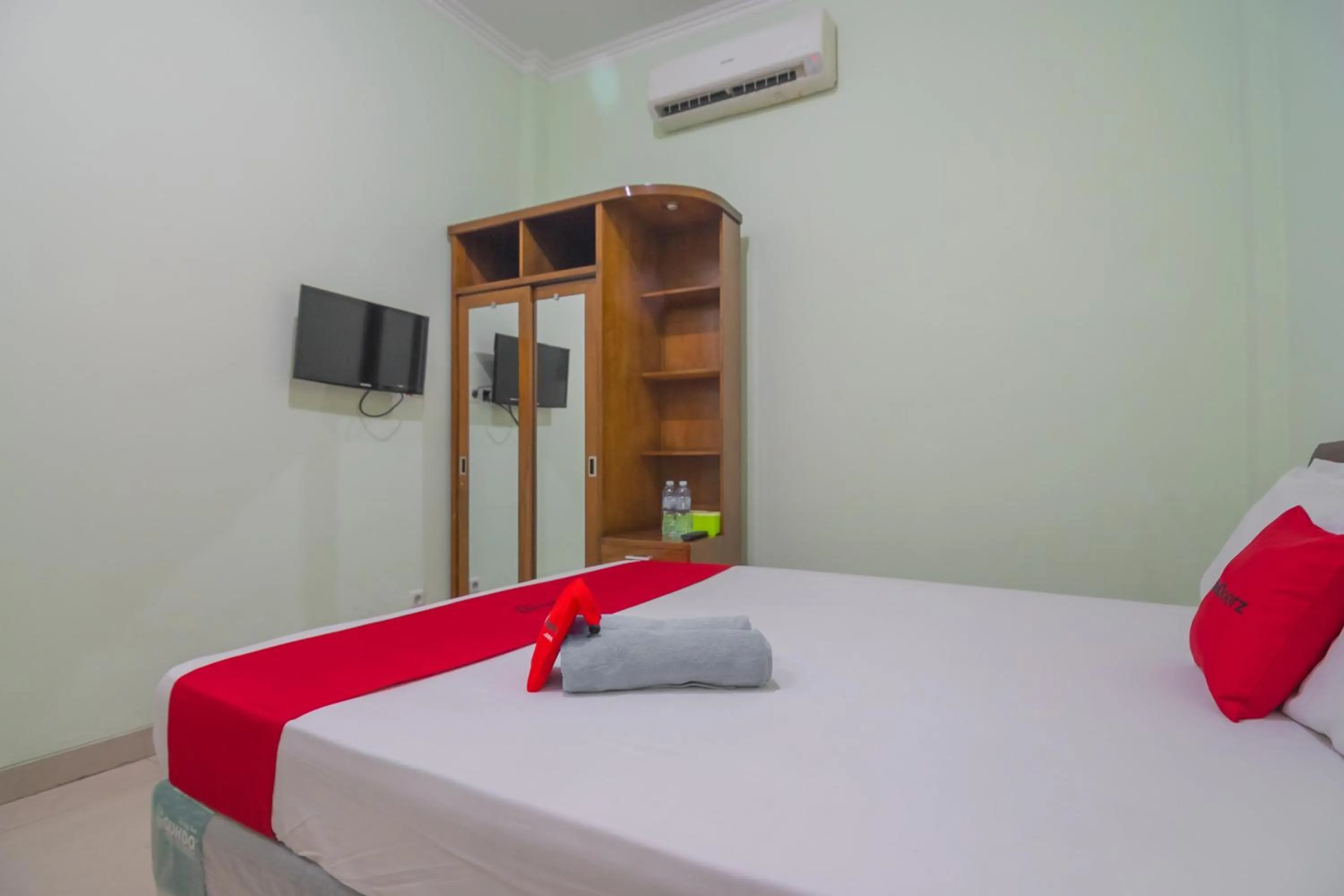 Bed in RedDoorz at Hotel Griya Gatsu Lampung