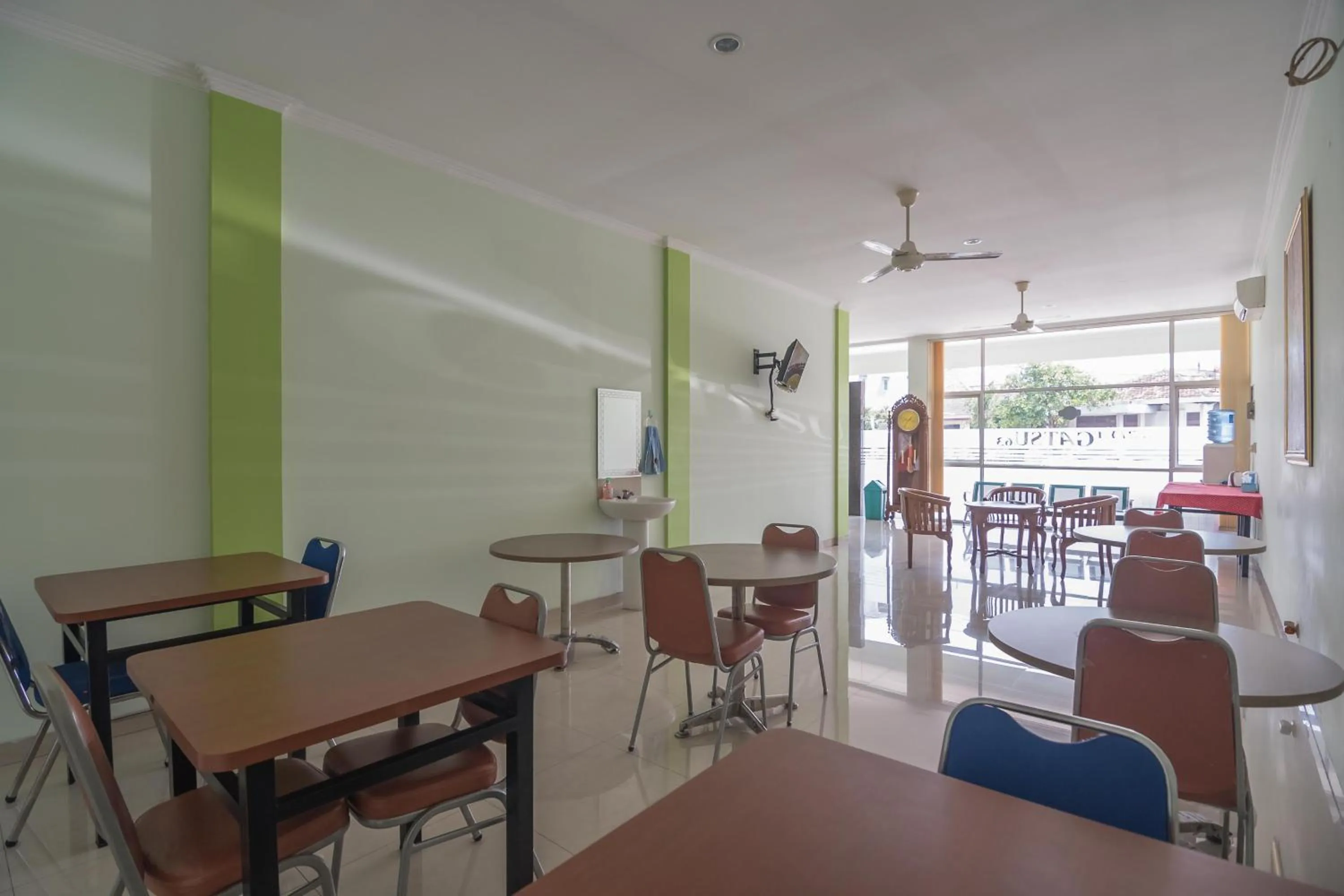 Restaurant/places to eat in RedDoorz at Hotel Griya Gatsu Lampung
