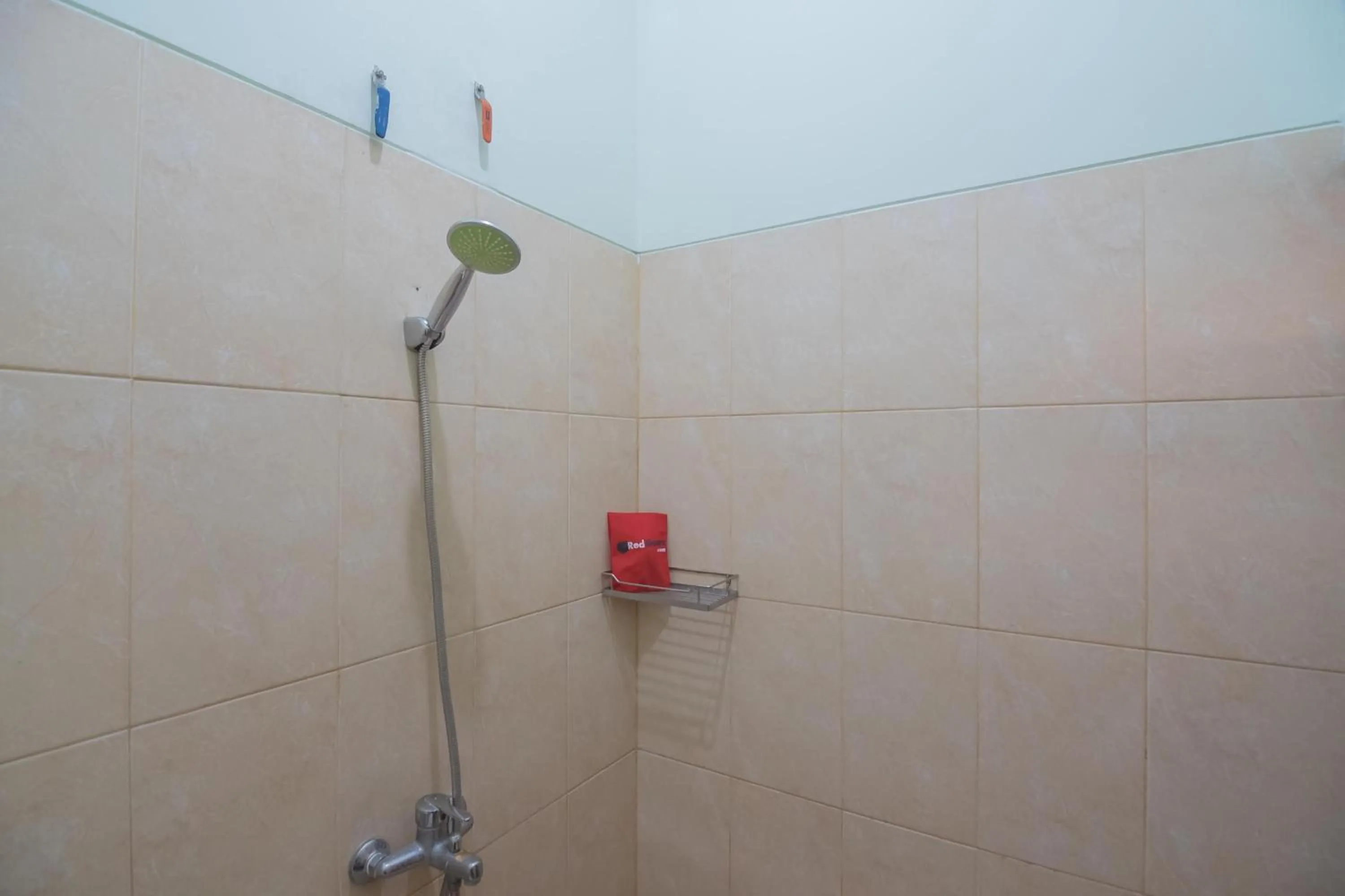 Bathroom in RedDoorz at Hotel Griya Gatsu Lampung