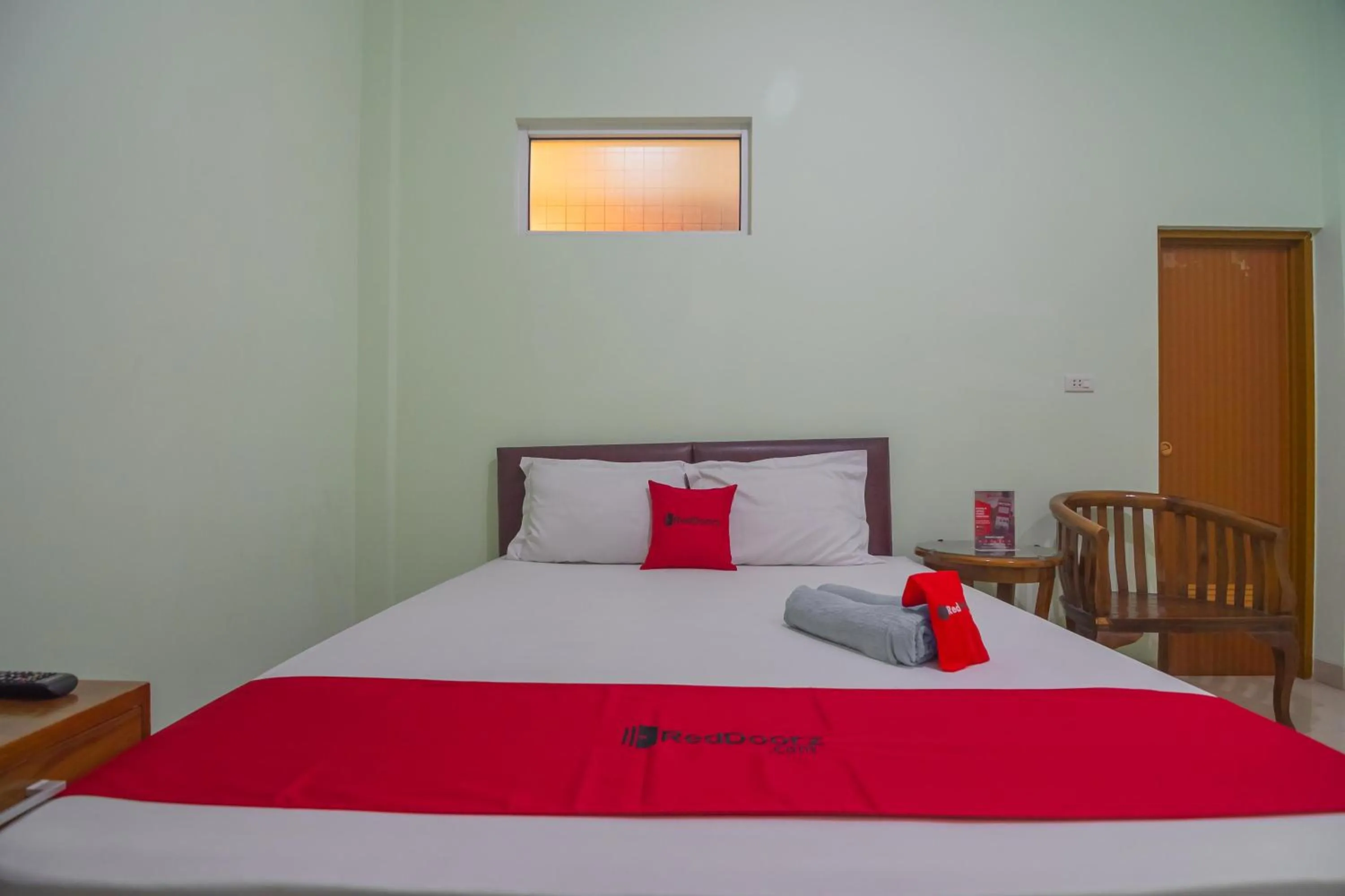 Bedroom, Bed in RedDoorz at Hotel Griya Gatsu Lampung