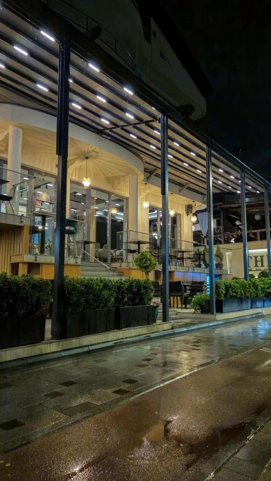 Restaurant/places to eat in Hotel THR Center