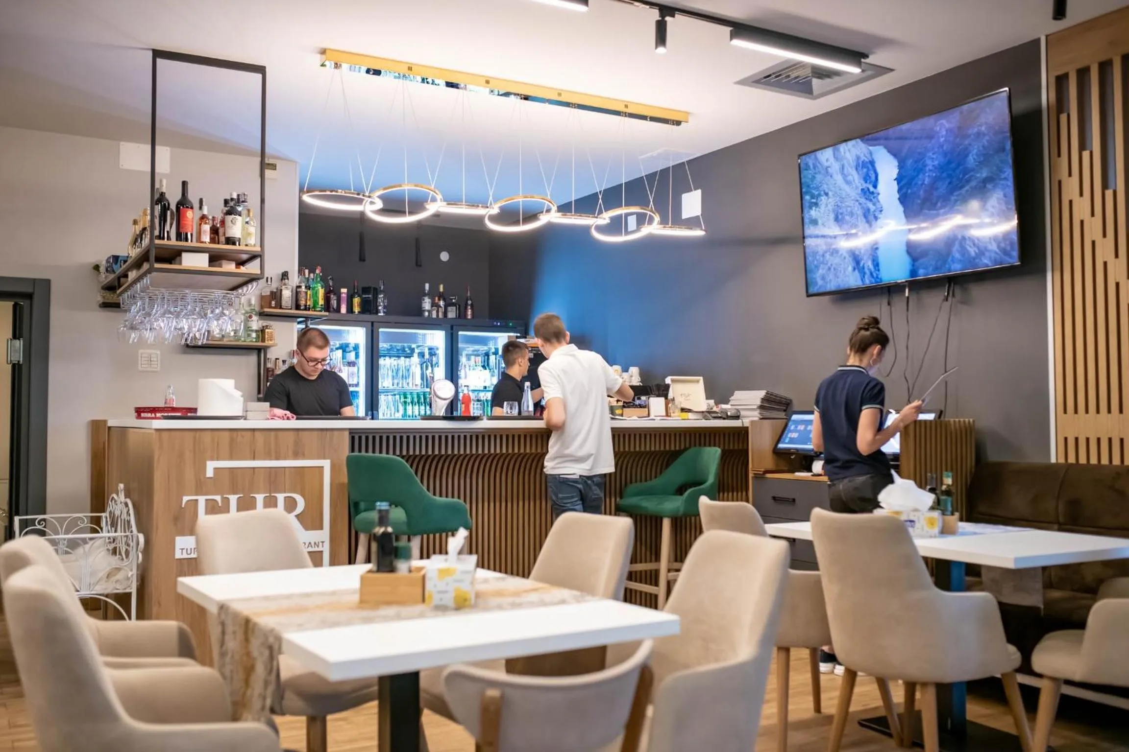 Restaurant/places to eat in Hotel THR Center