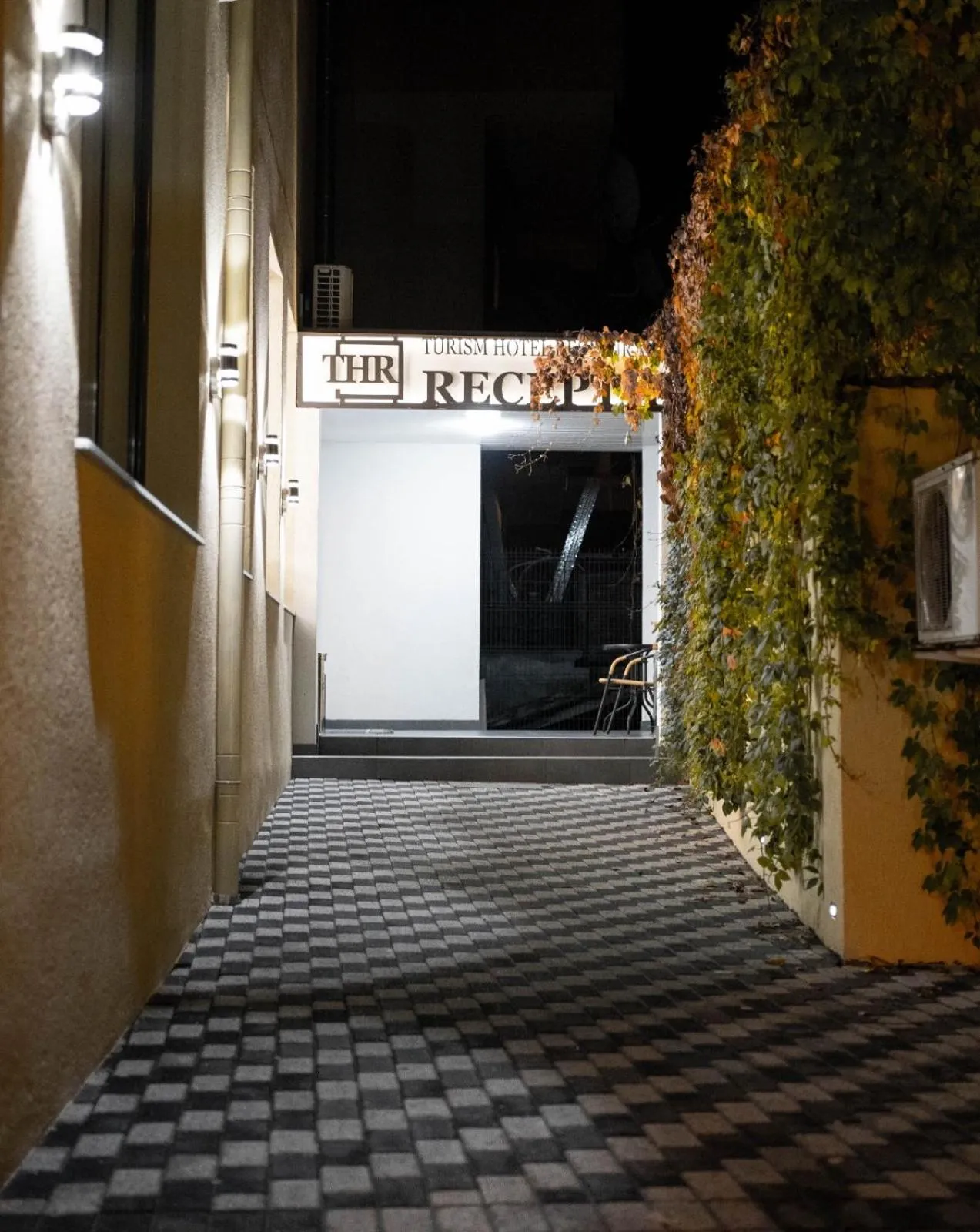 Facade/entrance in Hotel THR Center