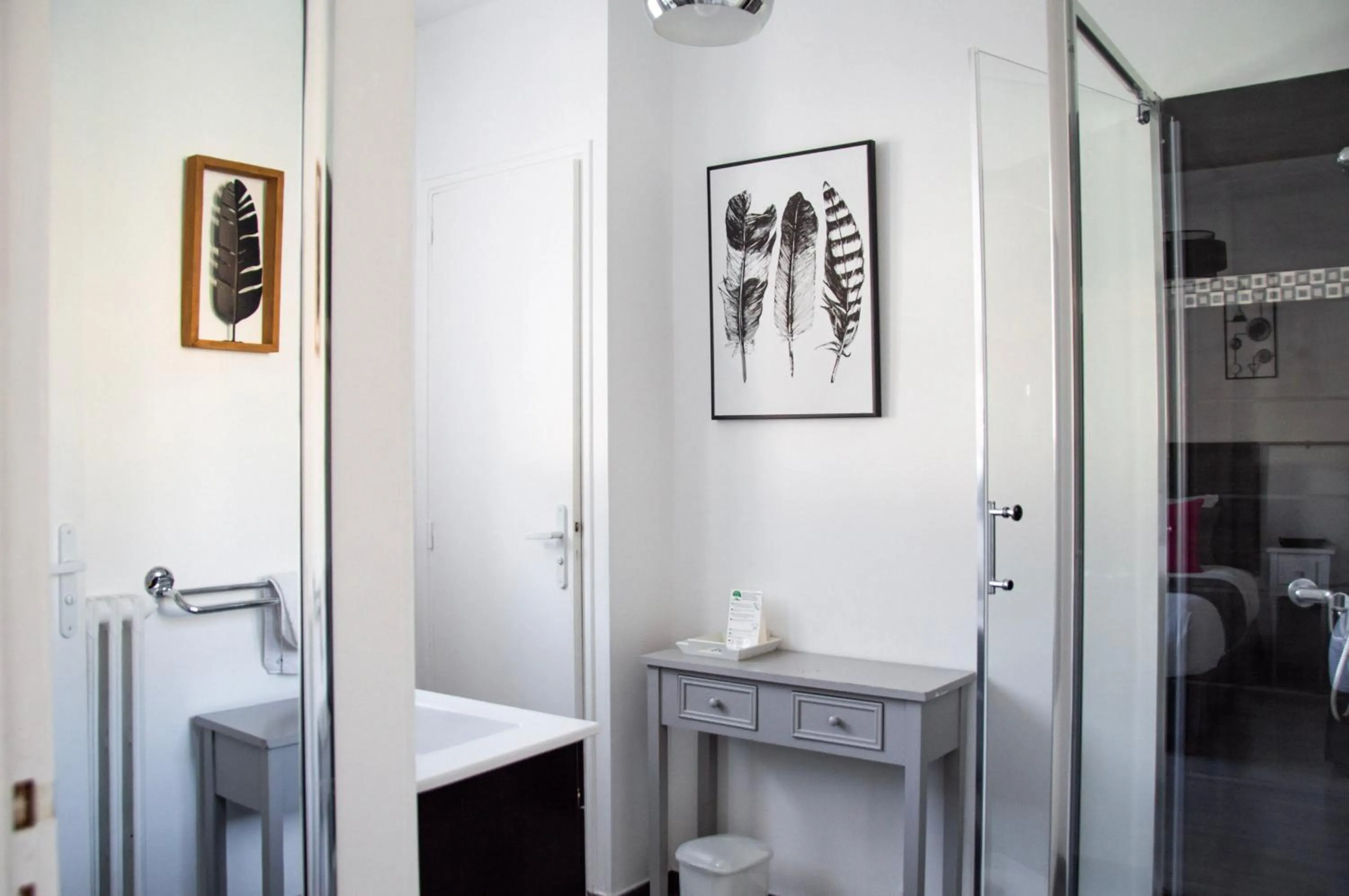 Bathroom in Hôtel Le Tivoli