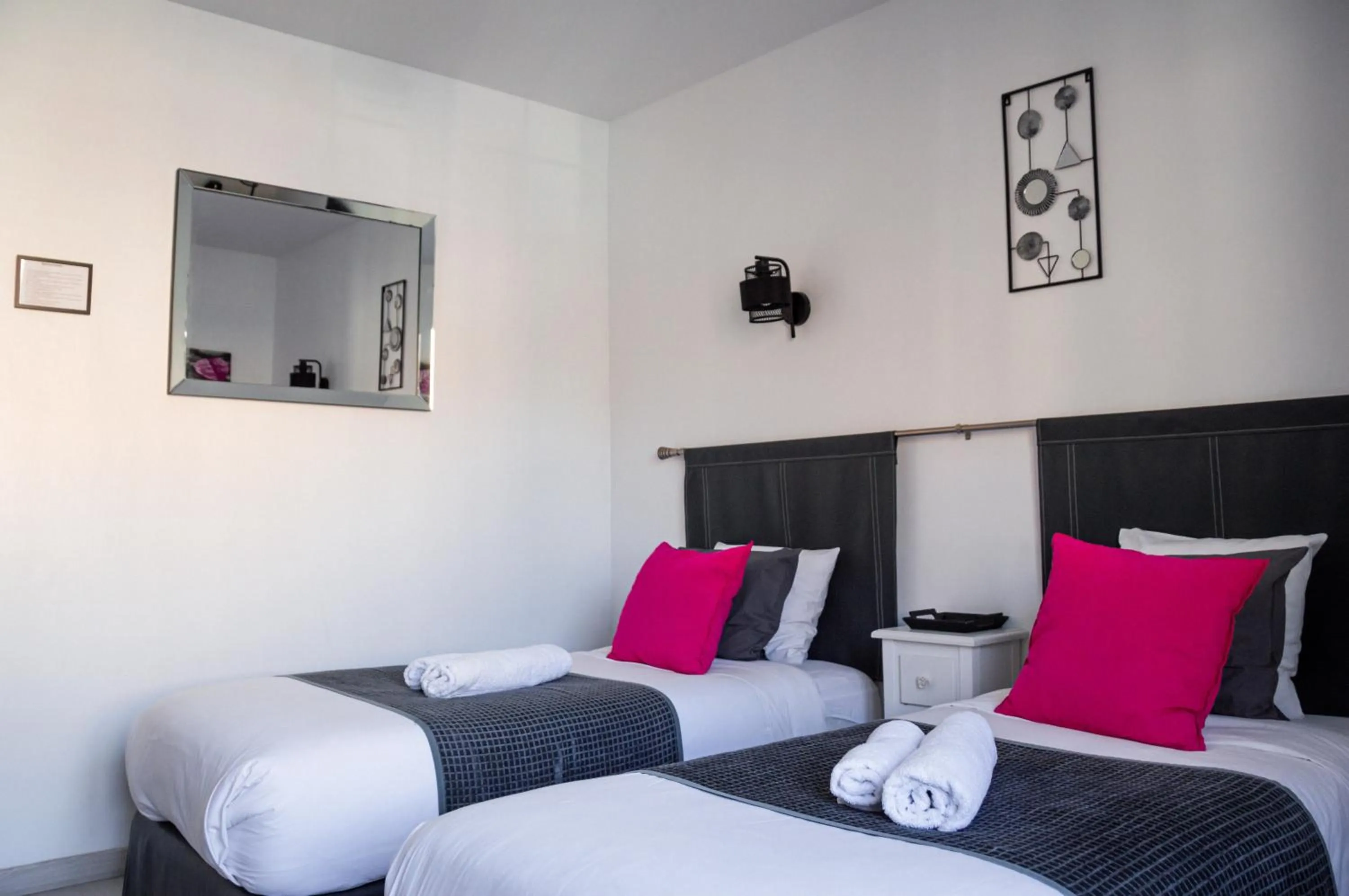 Bedroom, Bed in Hôtel Le Tivoli