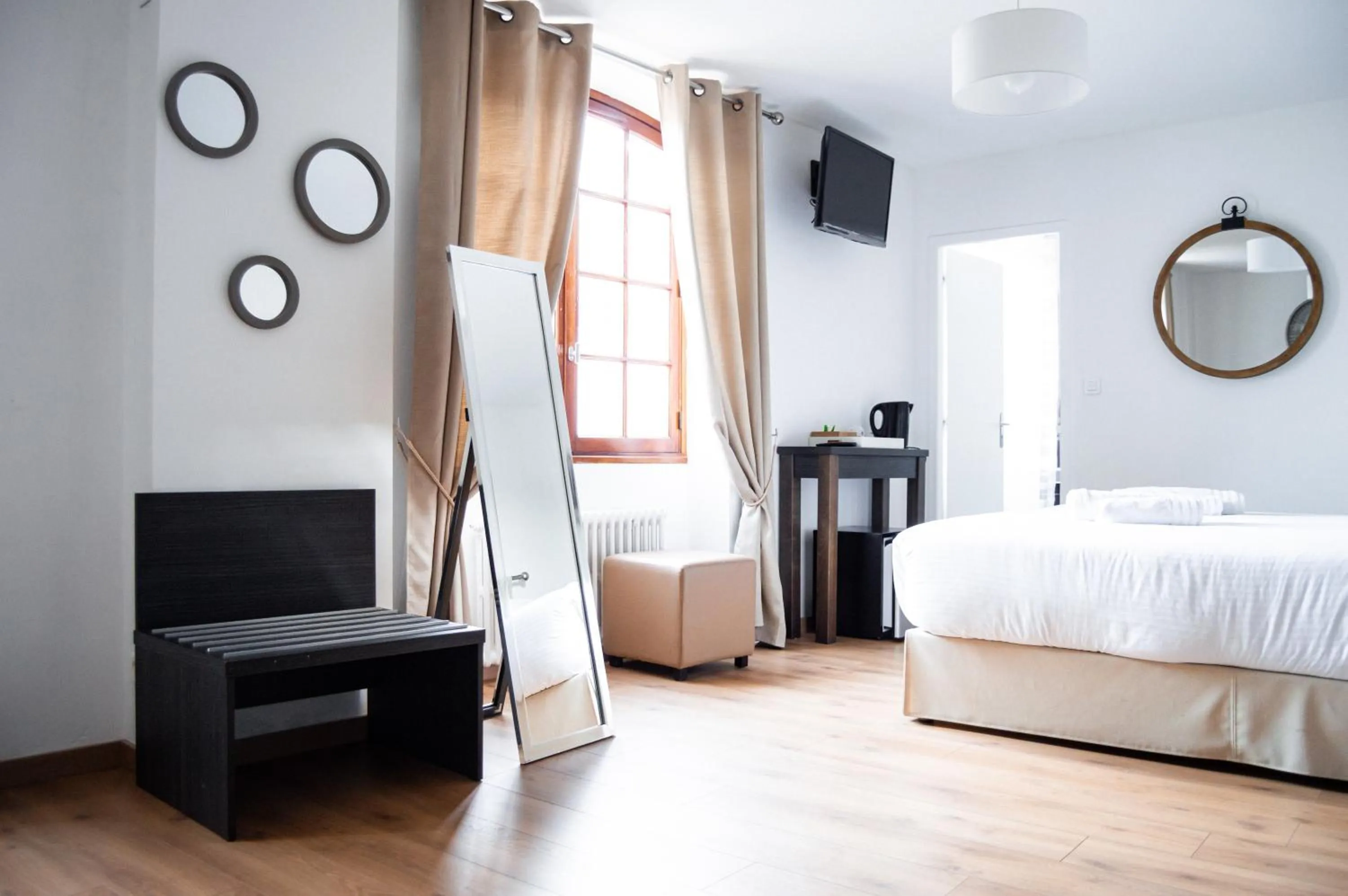 Bedroom, Bed in Hôtel Le Tivoli