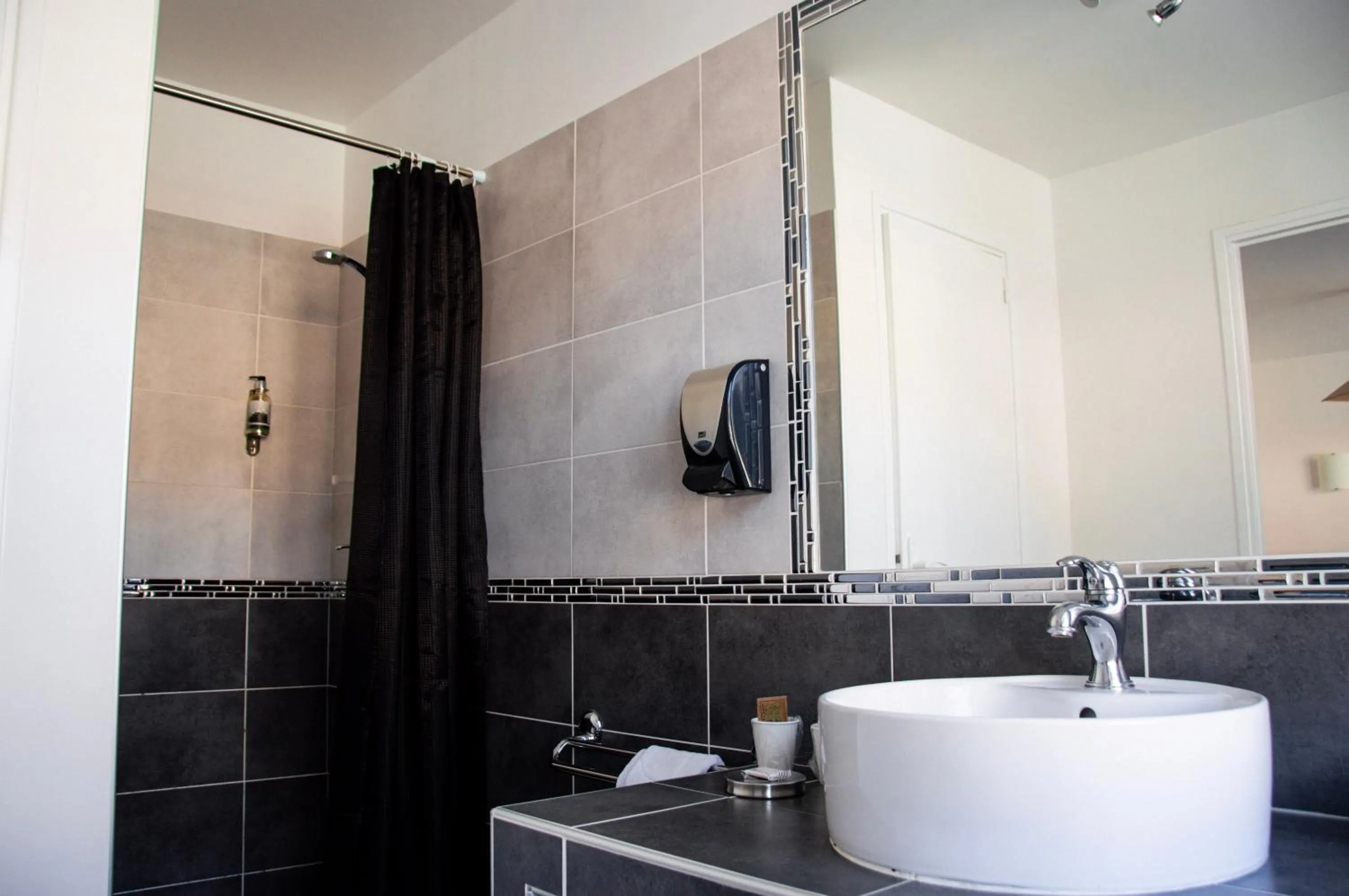 Bathroom in Hôtel Le Tivoli