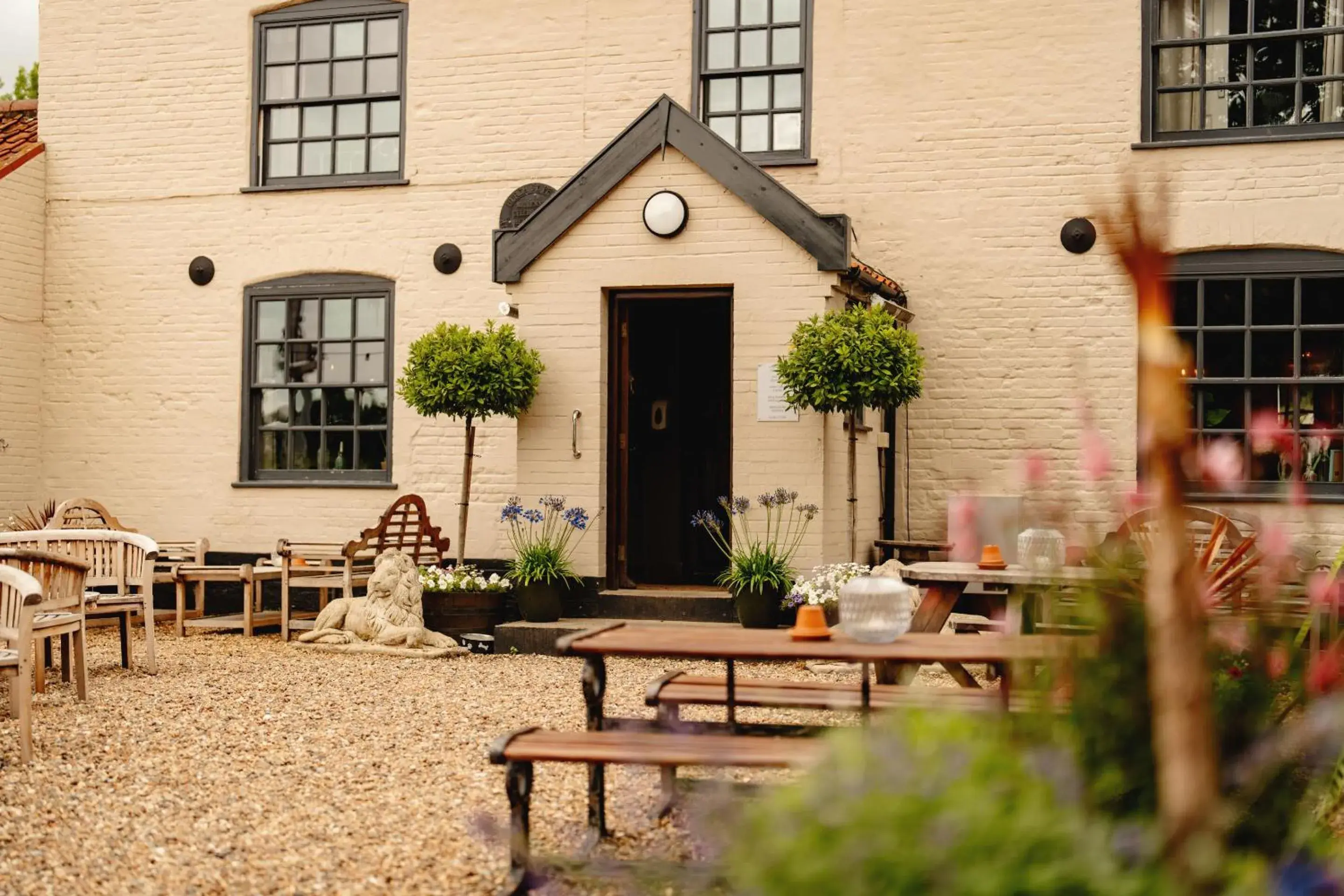 Property building in Wheatacre White Lion Property building in Wheatacre White Lion