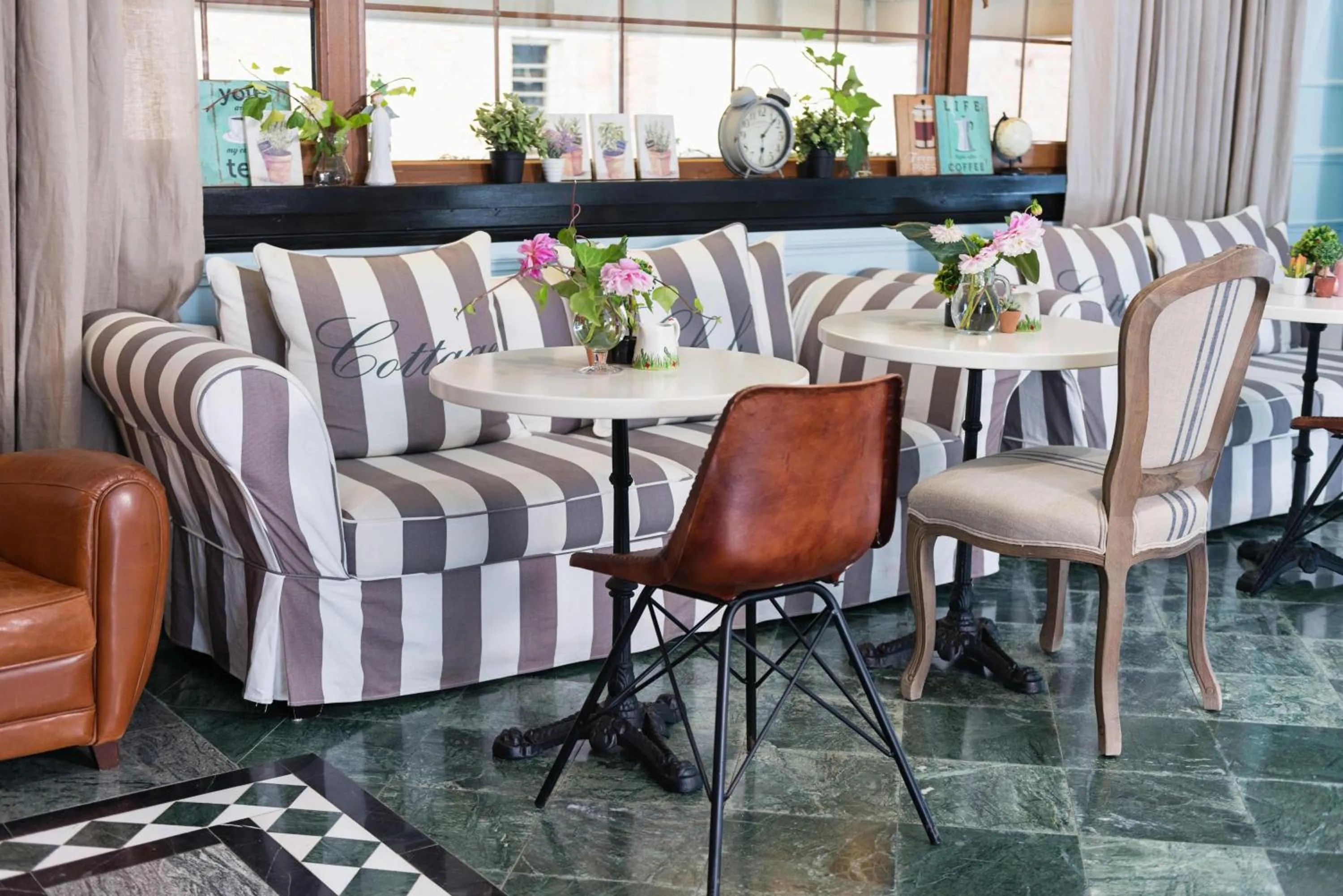 Communal lounge/ TV room in Areela Boutique Hotel