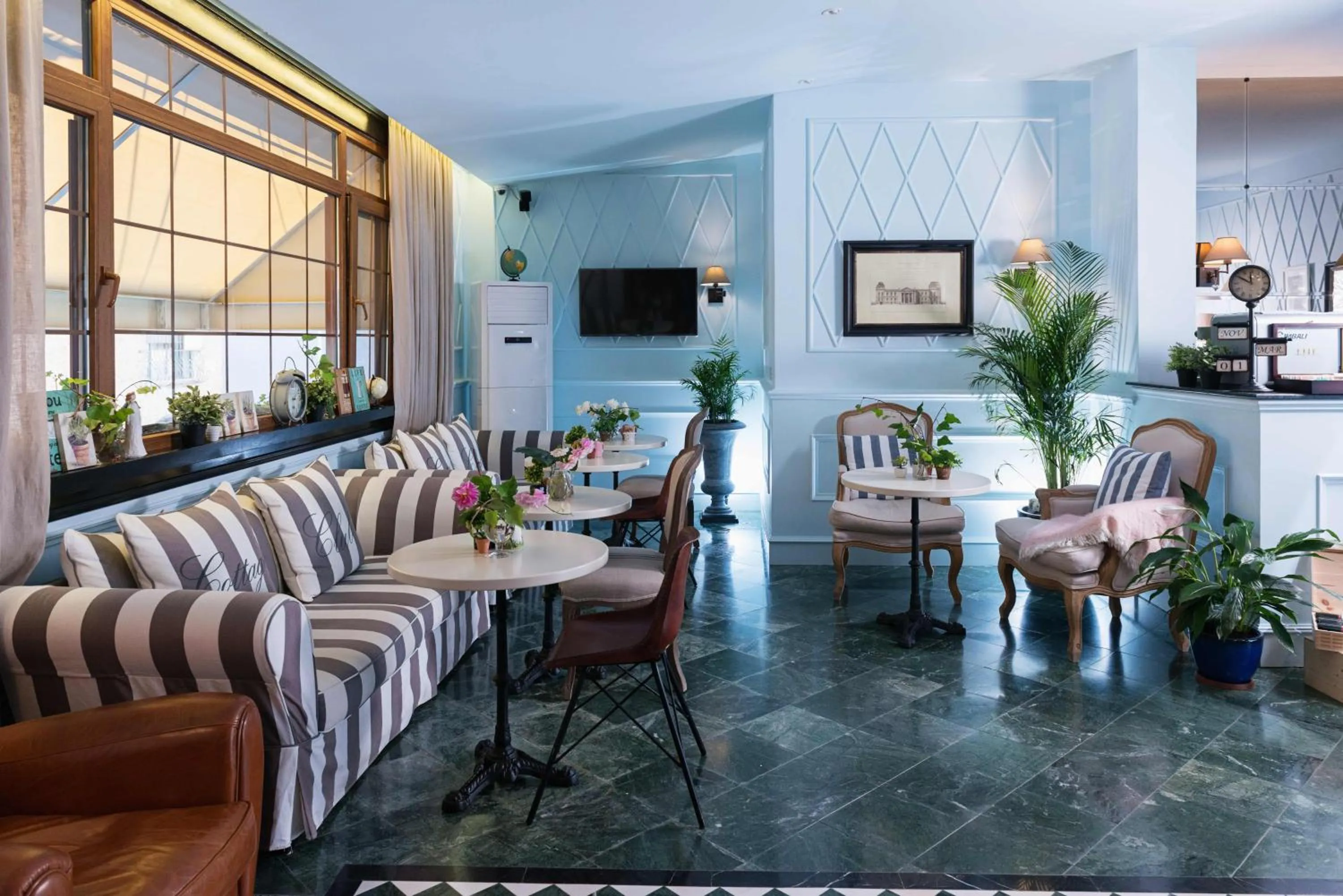 Communal lounge/ TV room in Areela Boutique Hotel