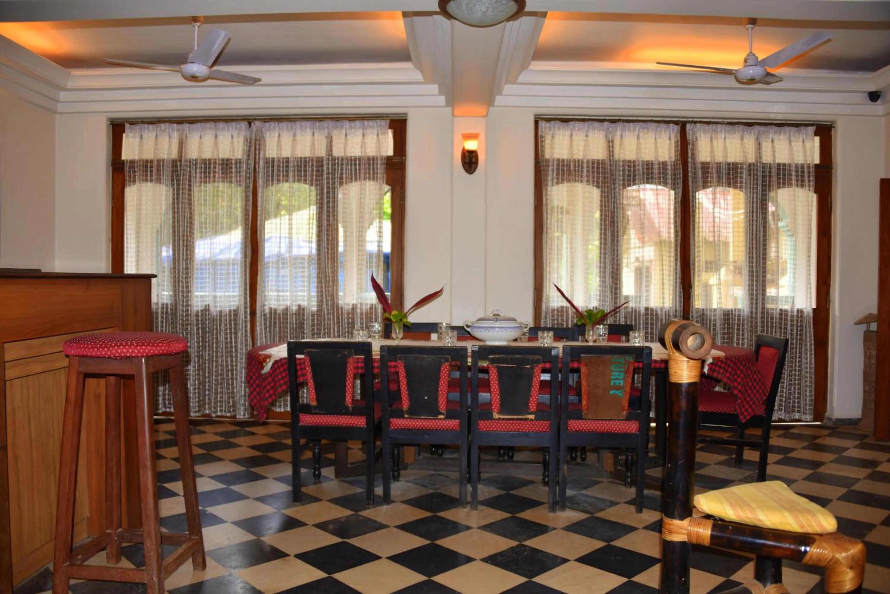 Restaurant/places to eat in Hotel Kismat Mahal