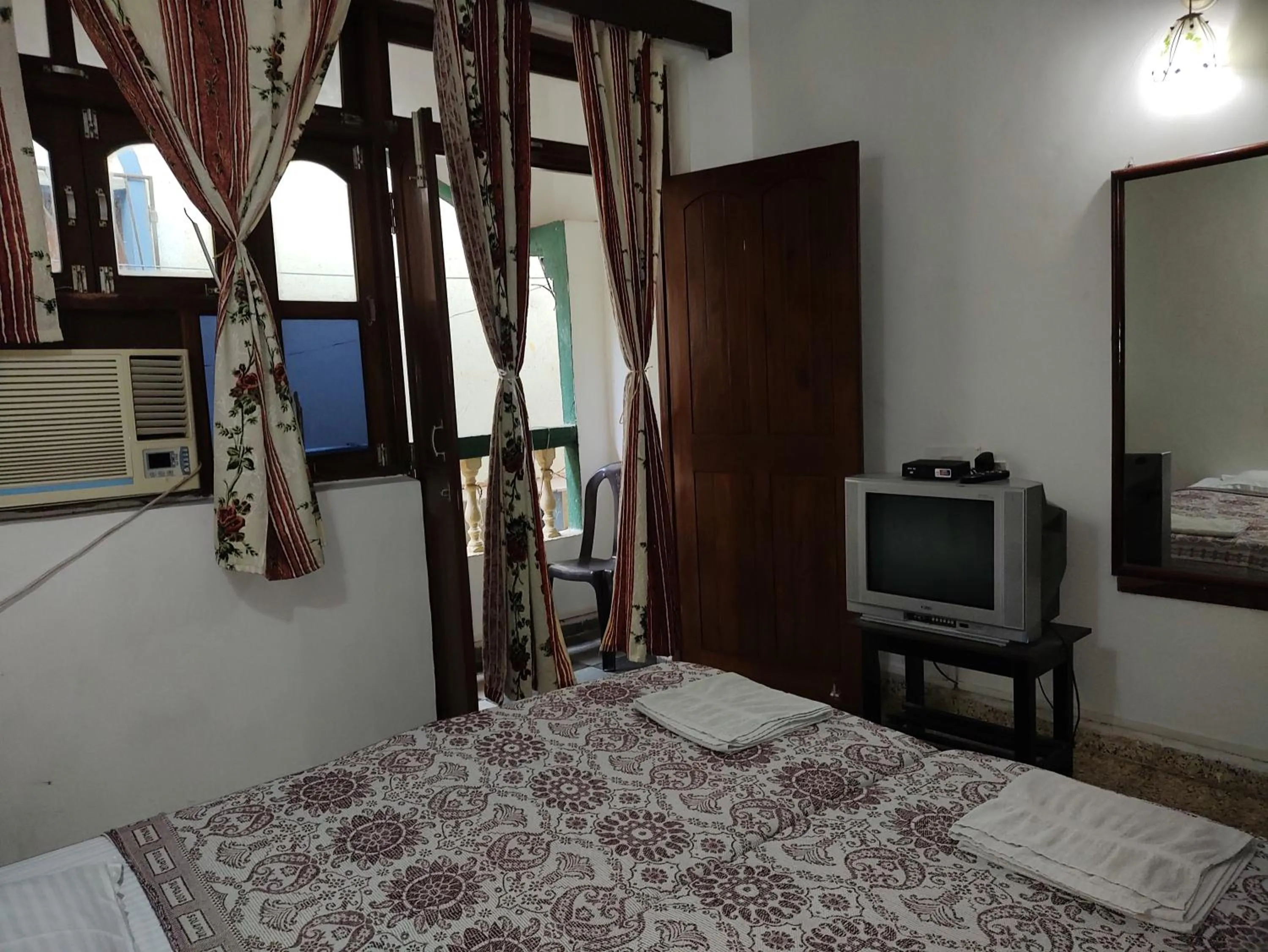 Bed in Hotel Kismat Mahal