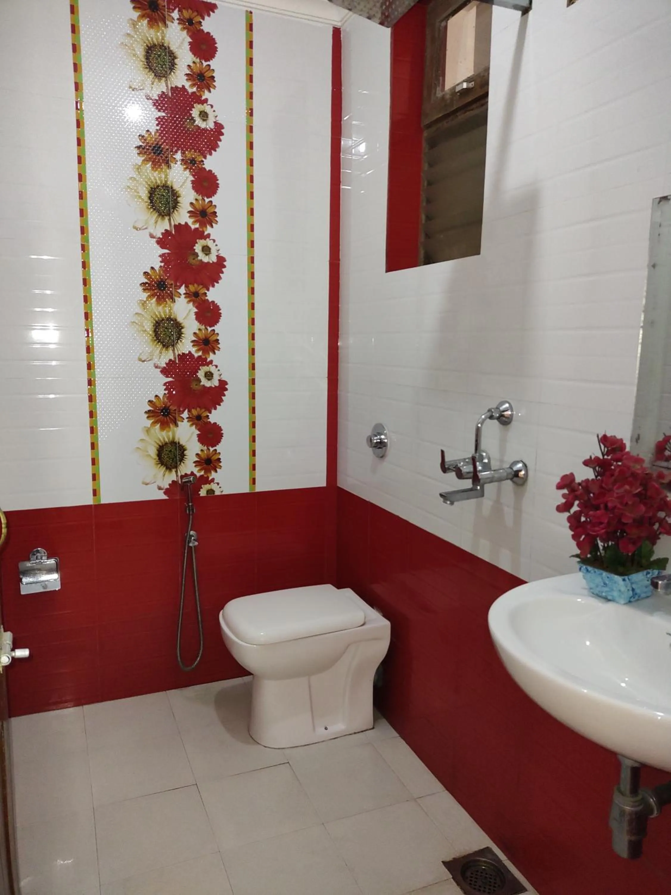 Shower in Hotel Kismat Mahal