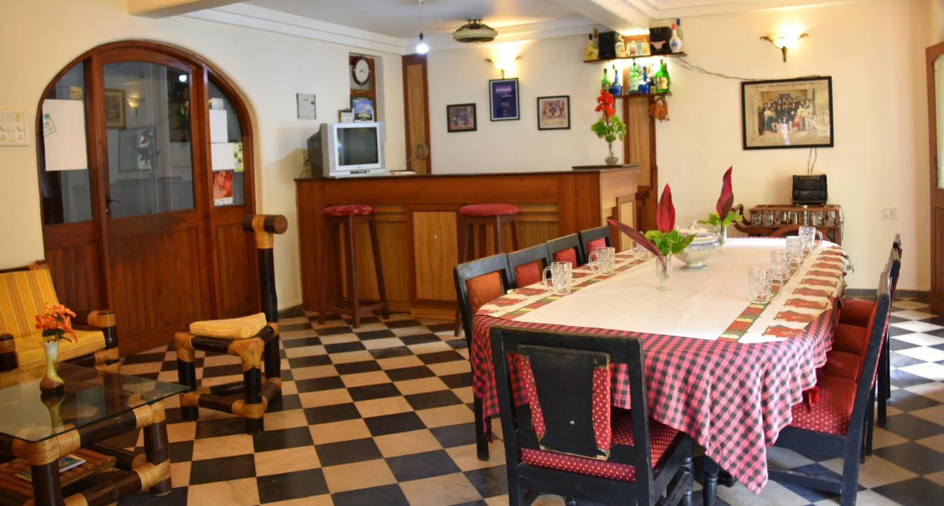 Restaurant/places to eat in Hotel Kismat Mahal