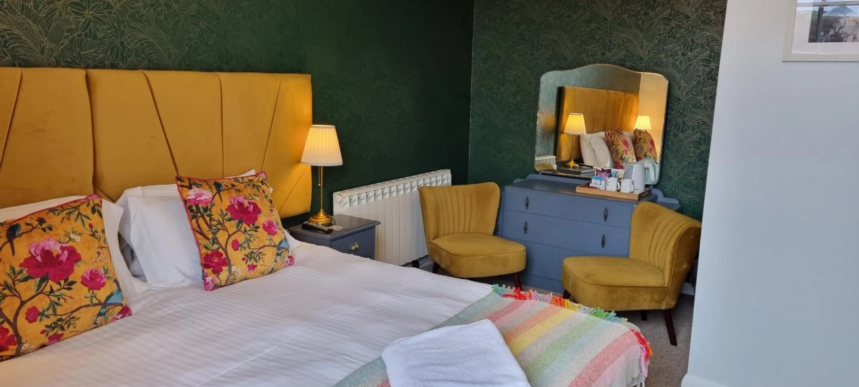 Seating area, Bed in Laston House