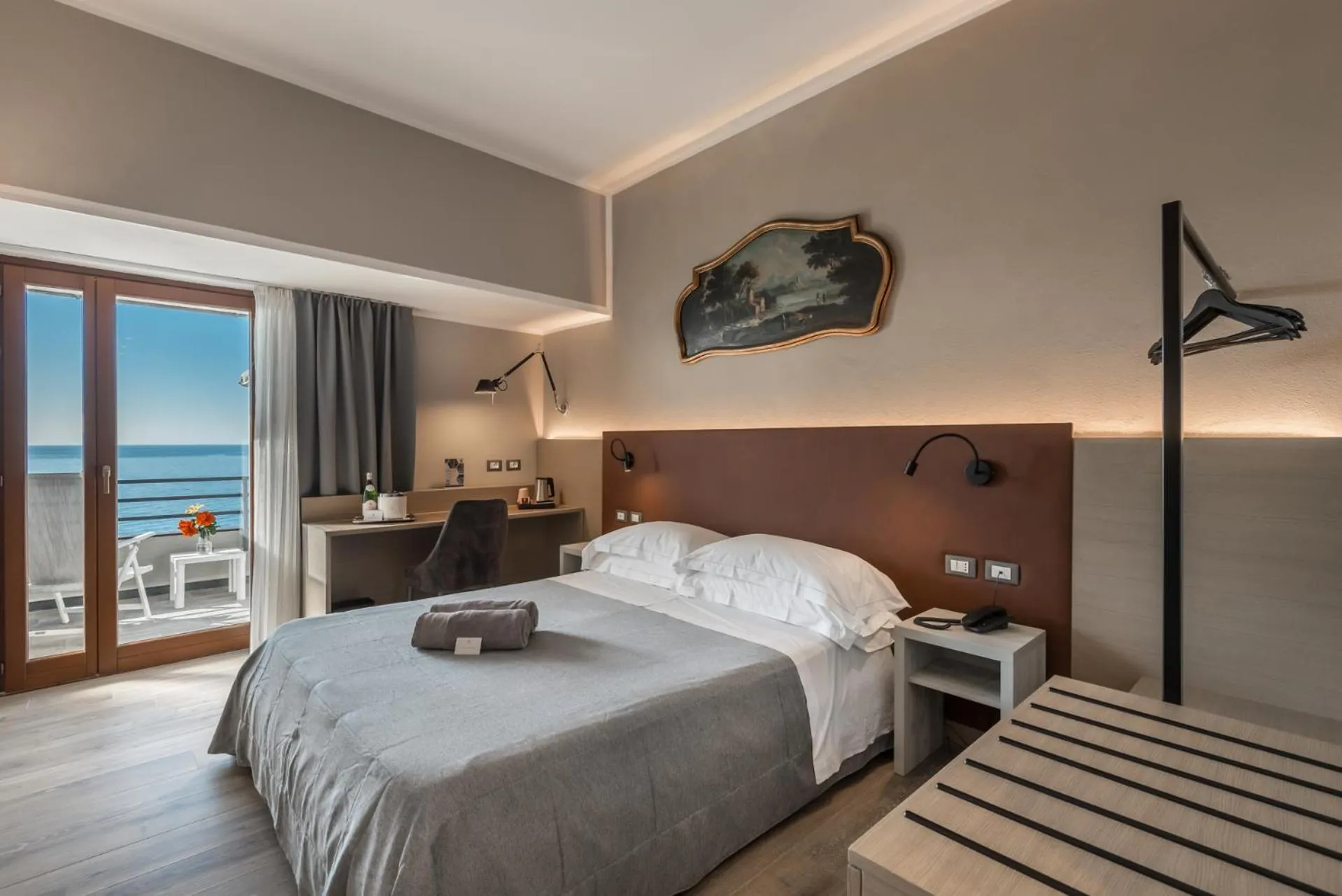 Bed in Hotel Porto Roca