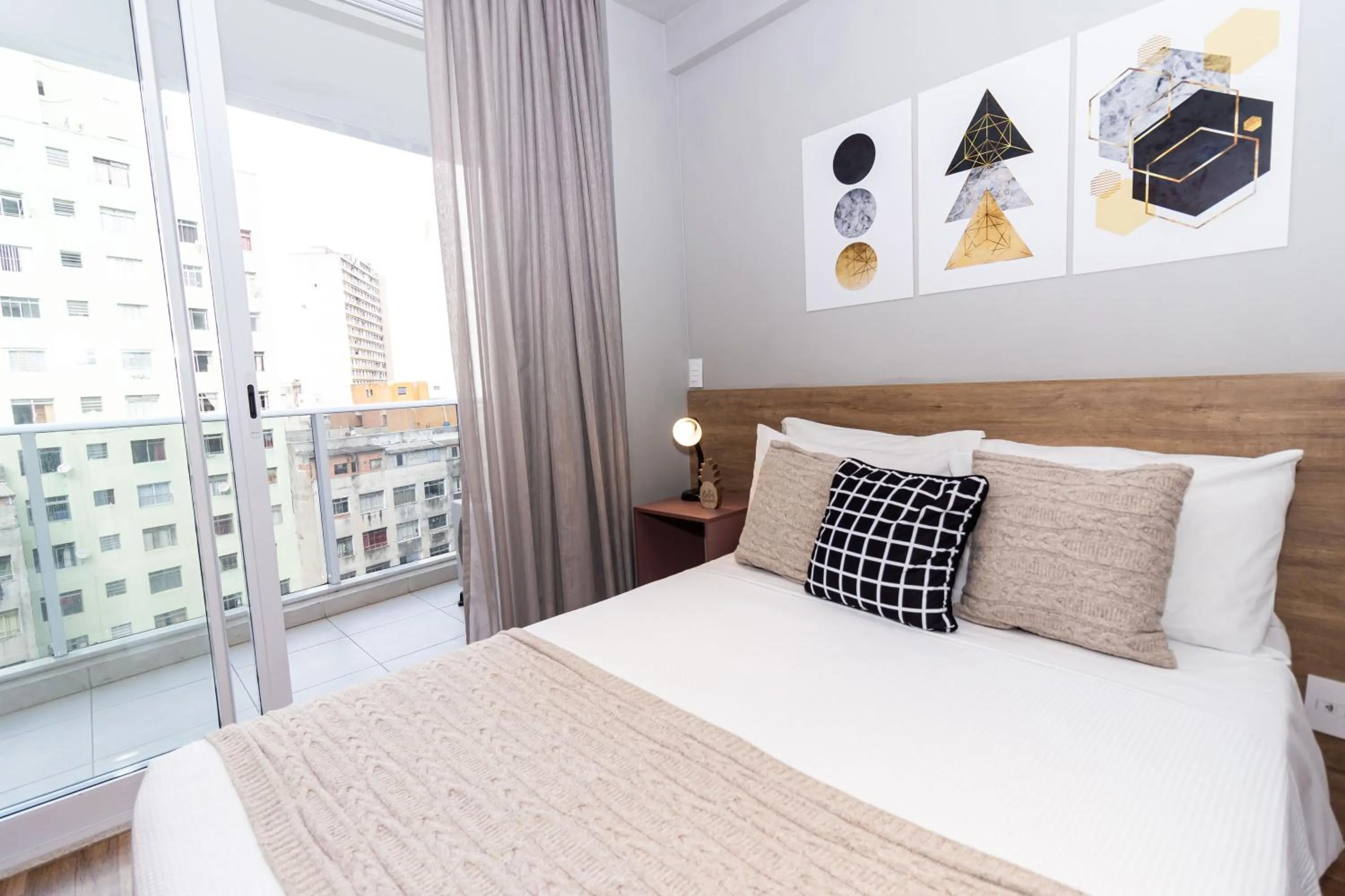 Photo of the whole room, Bed in 360 Suítes Sé