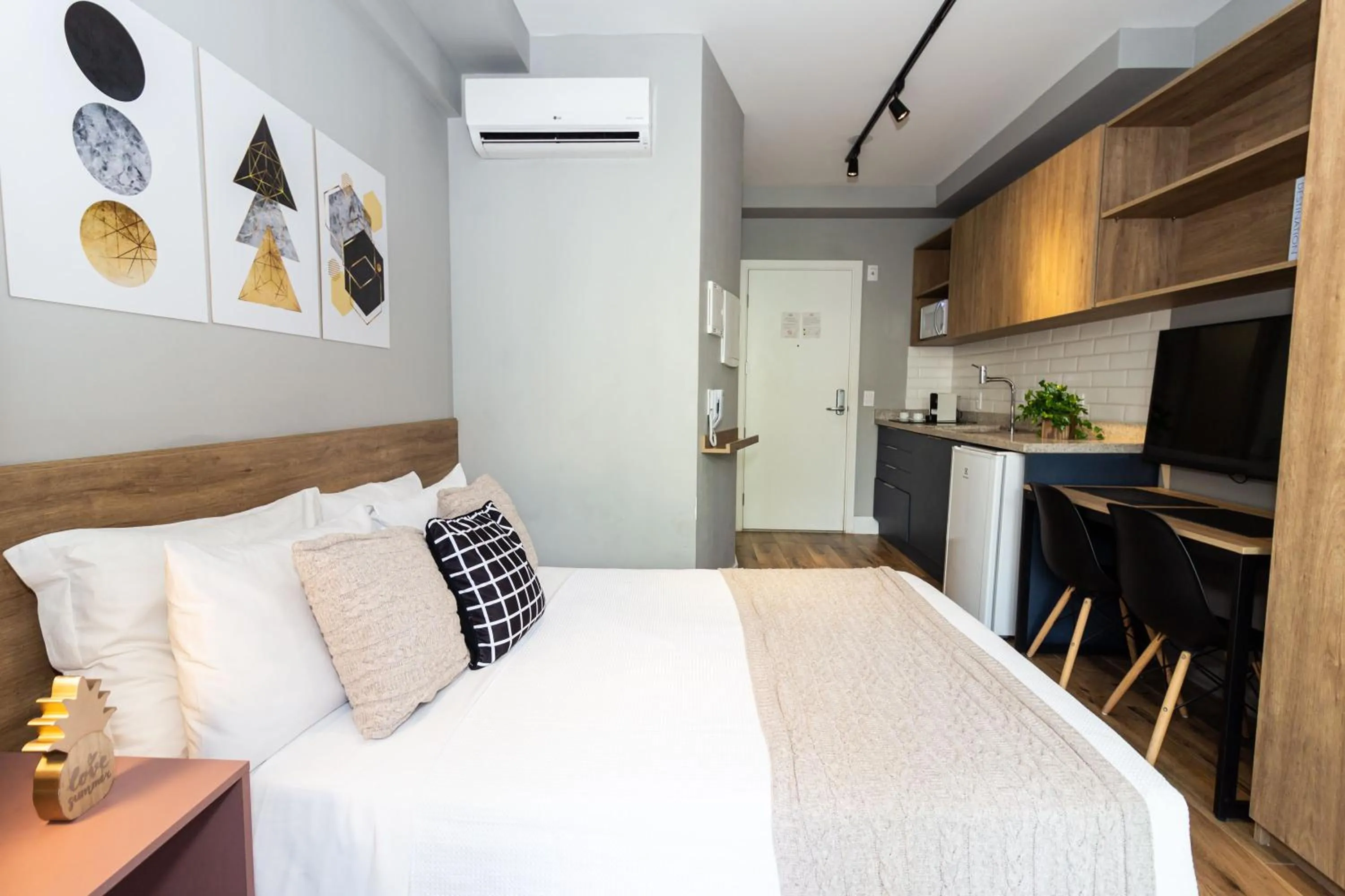 Photo of the whole room, Bed in 360 Suítes Sé