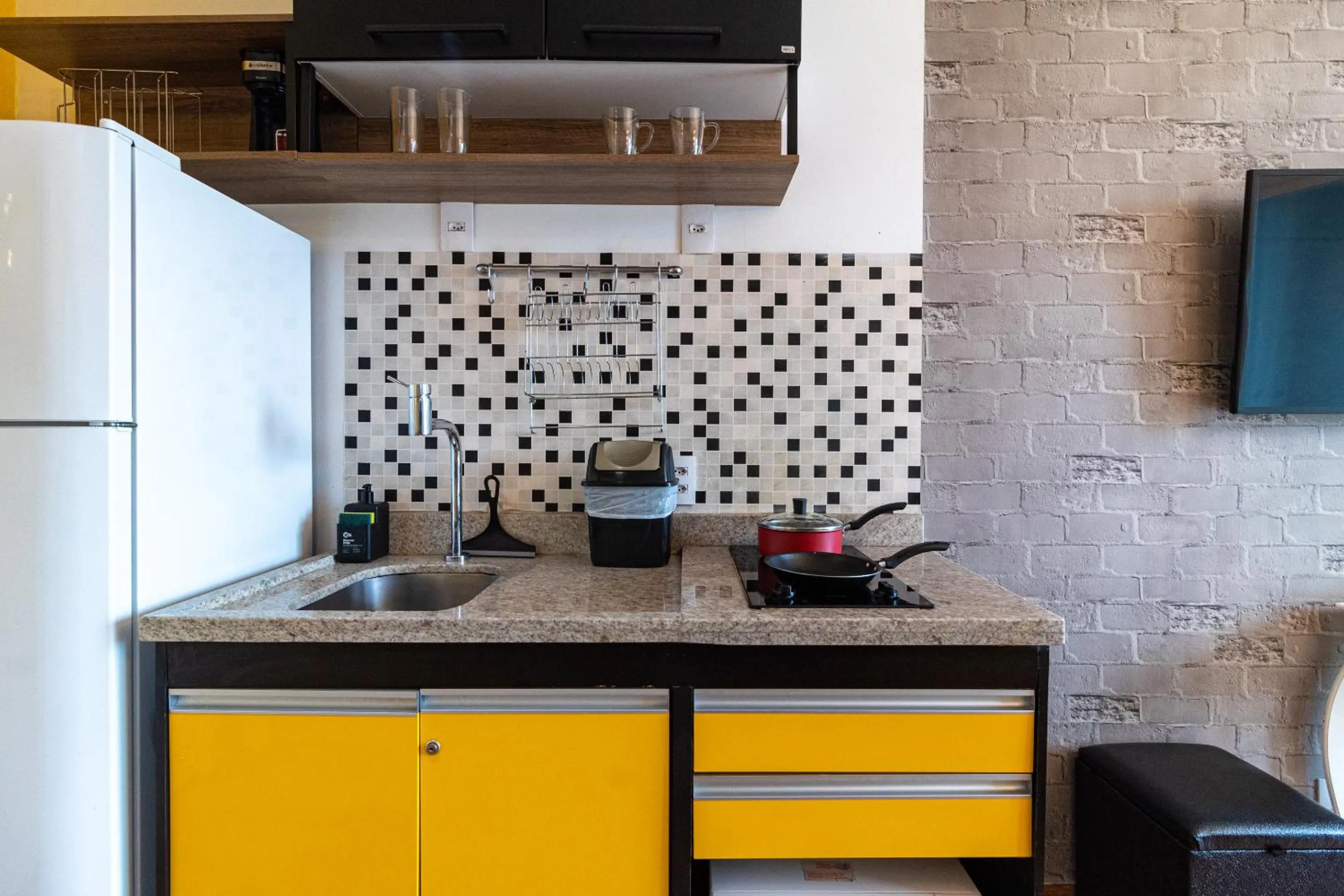 Communal kitchen in 360 Suítes Sé