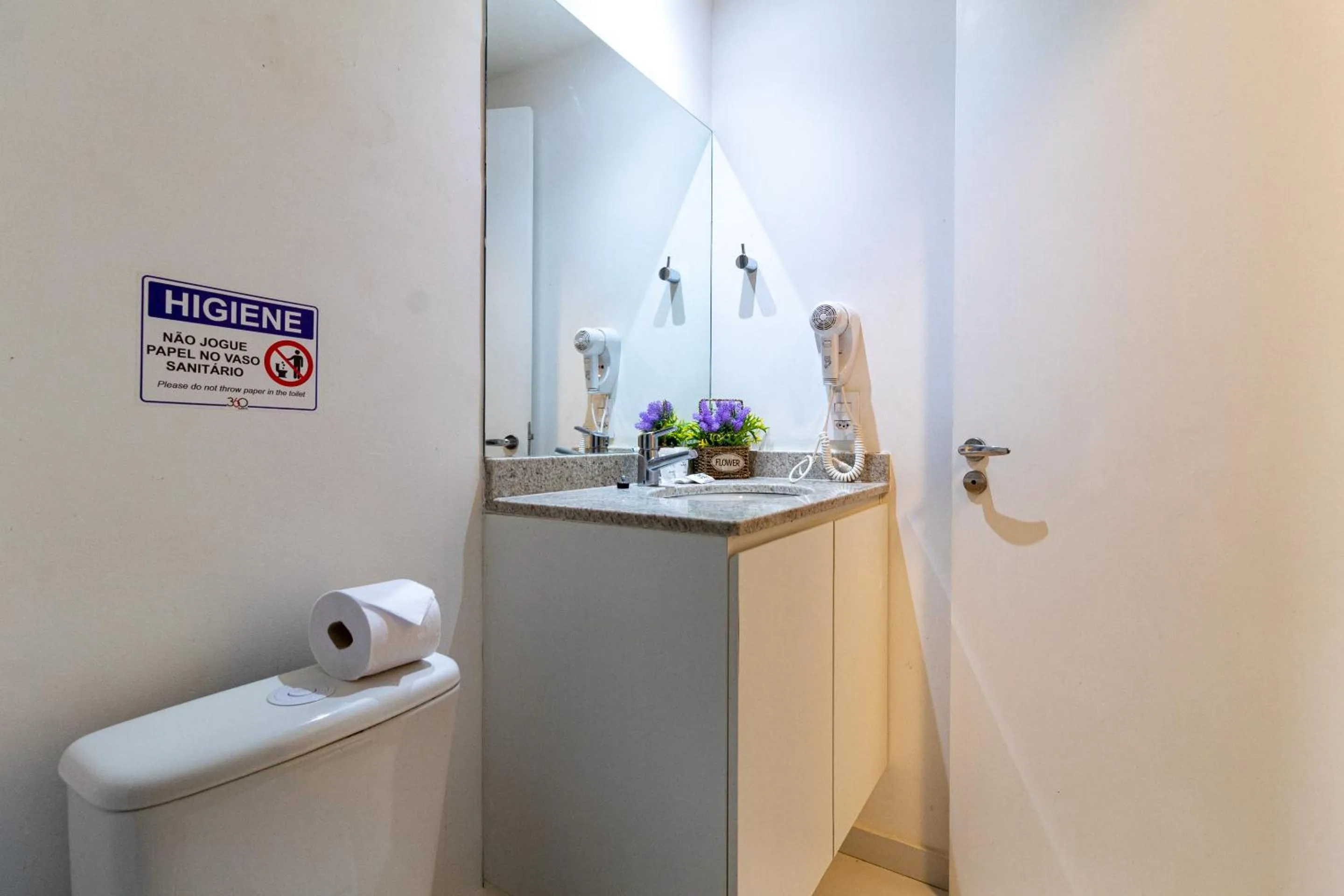 Toilet in 360 Suítes Sé