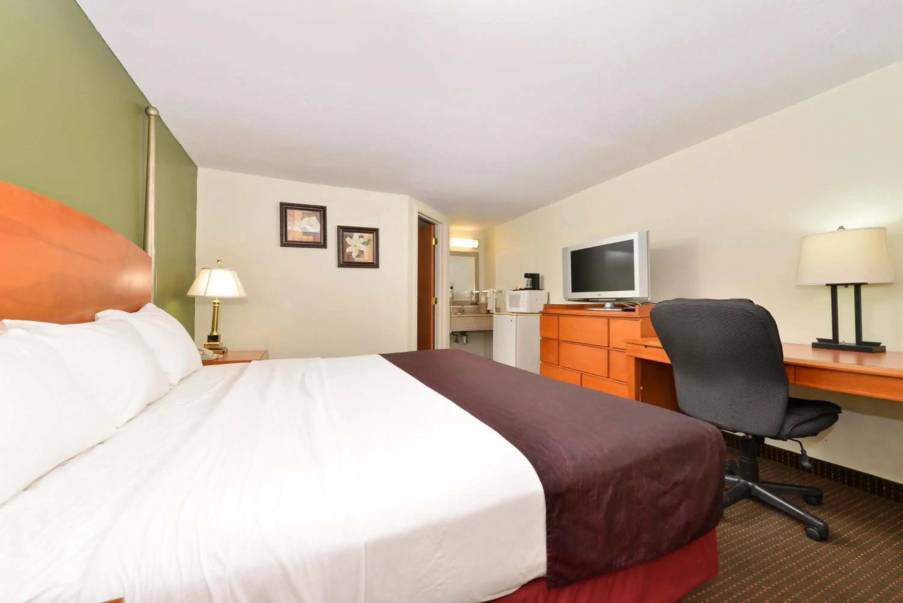 King Room in Charleston Eagle Inn King Room in Charleston Eagle Inn