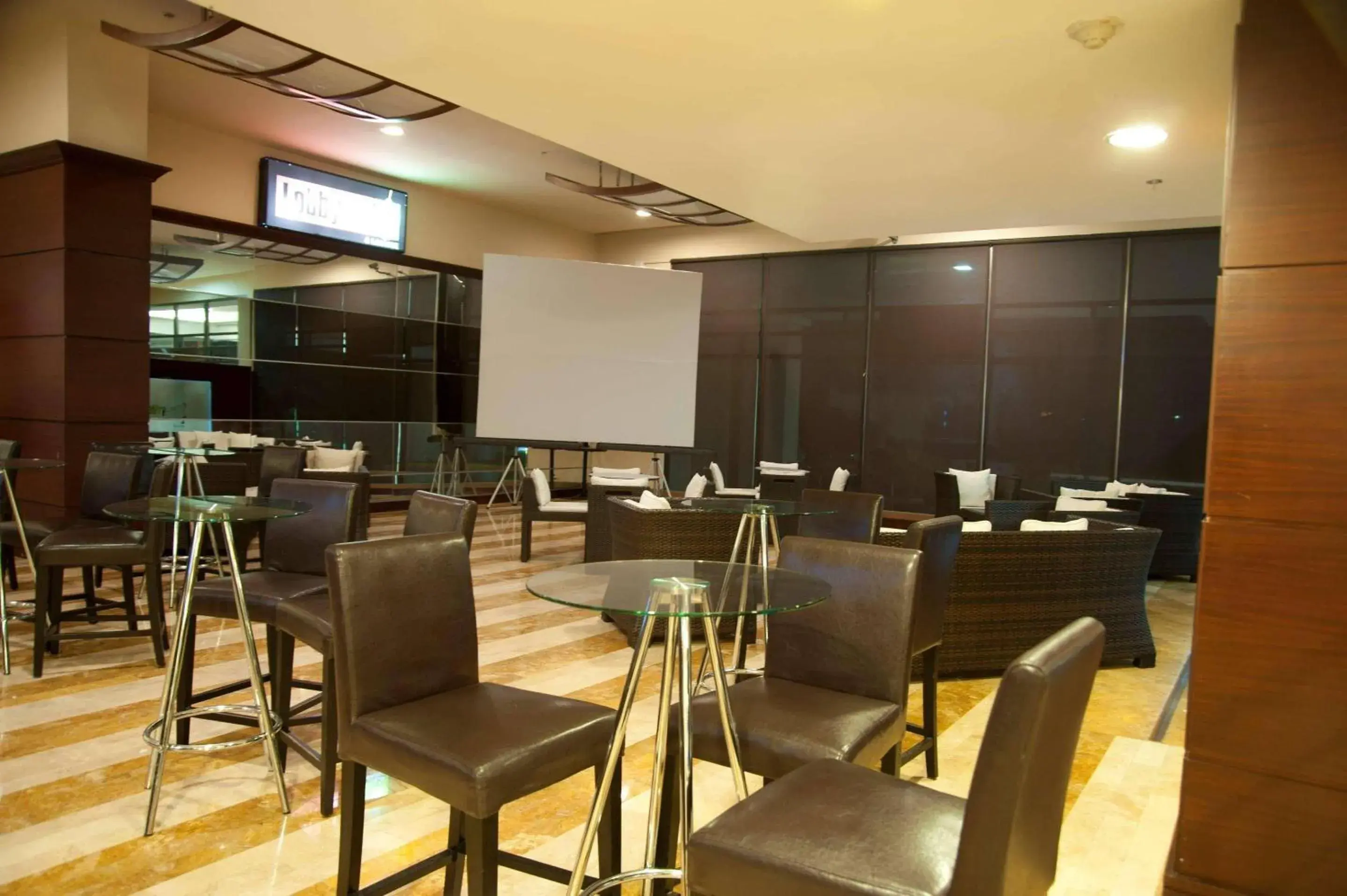 Lounge or bar in Radisson Colon 2,000 Hotel & Casino Lounge or bar in Radisson Colon 2,000 Hotel & Casino