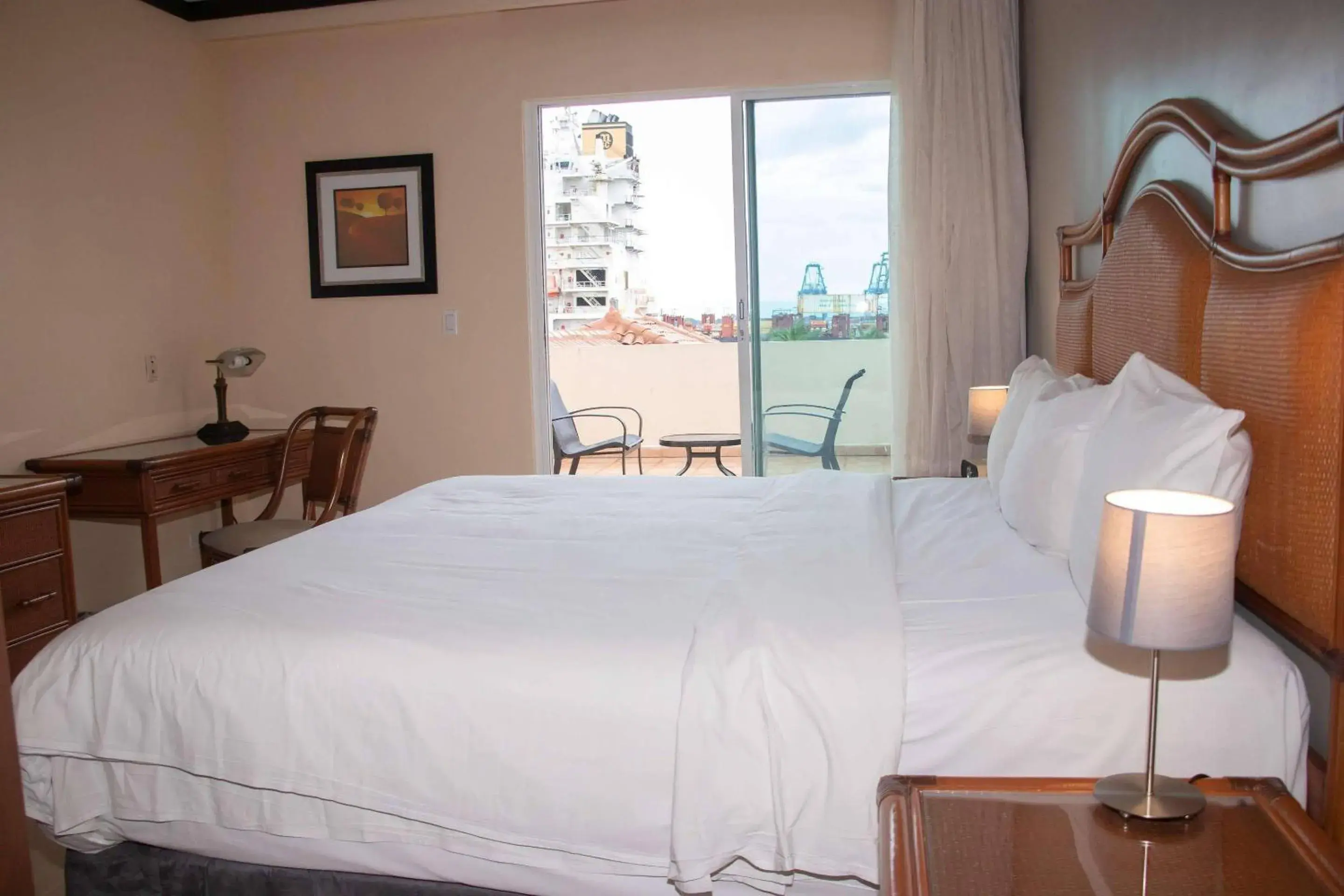 Bedroom, Bed in Radisson Colon 2,000 Hotel & Casino Bedroom, Bed in Radisson Colon 2,000 Hotel & Casino