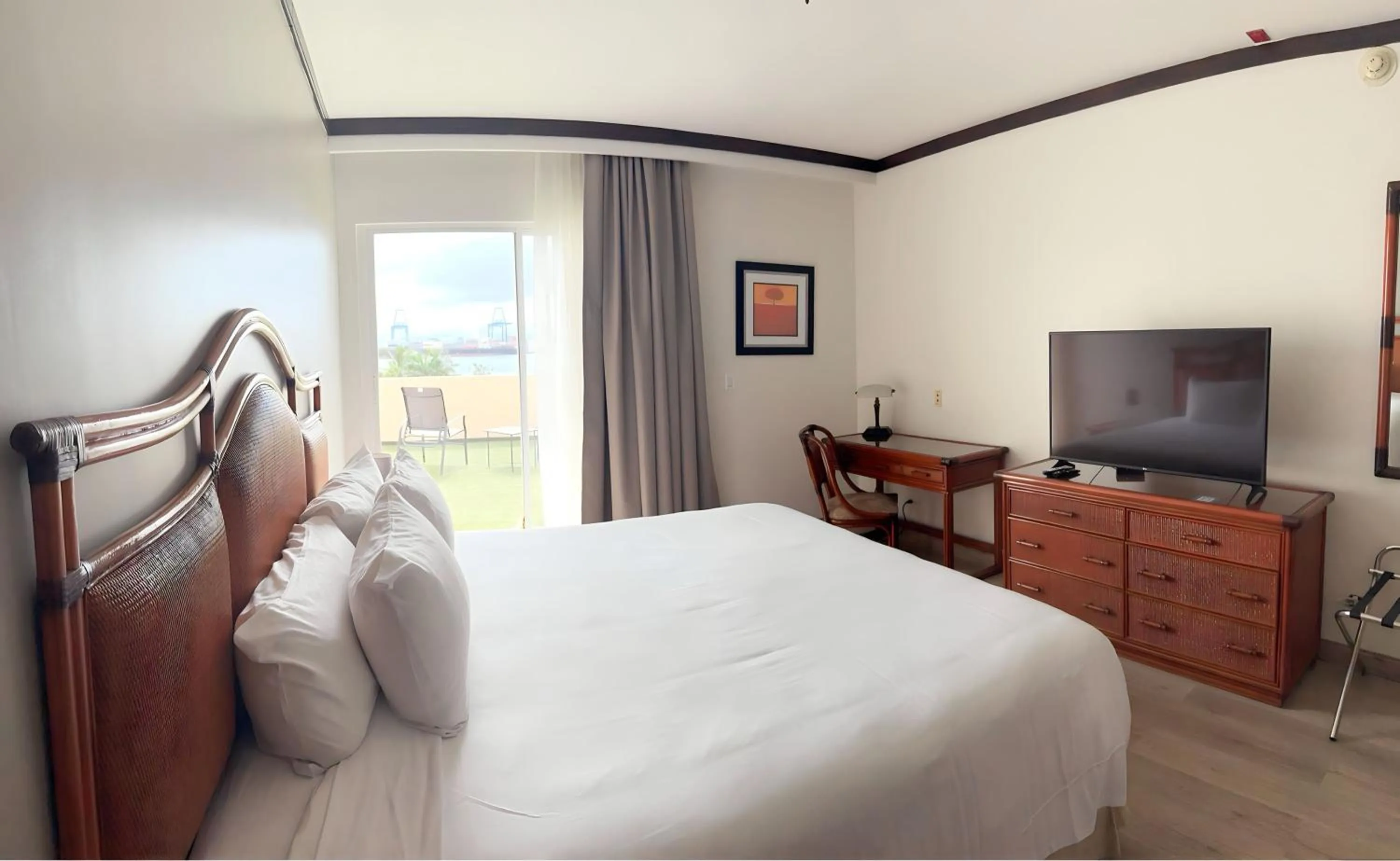 View (from property/room), Bed in Radisson Colon 2,000 Hotel & Casino