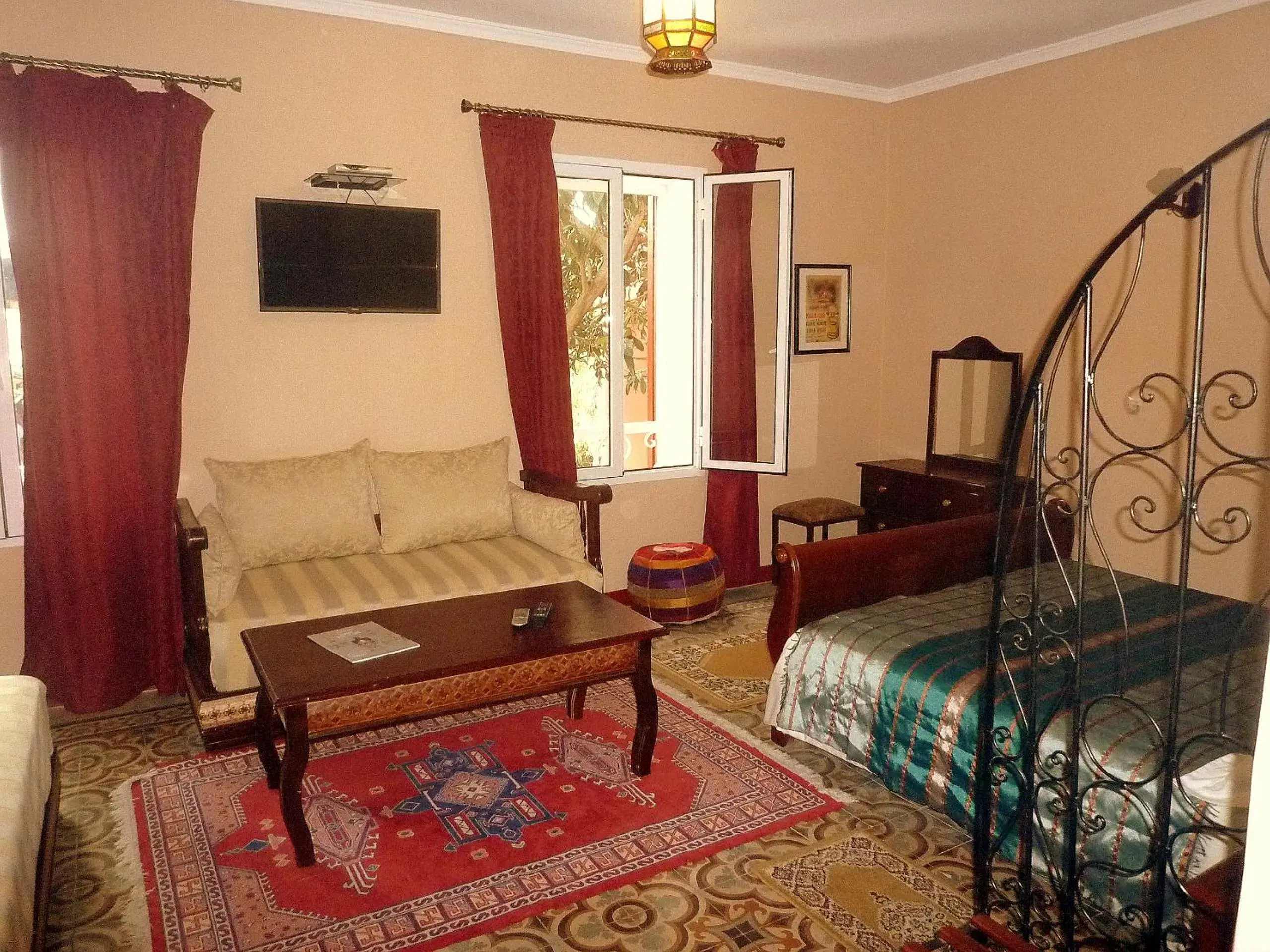 TV and multimedia, Bed in Dar Omar Khayam TV and multimedia, Bed in Dar Omar Khayam