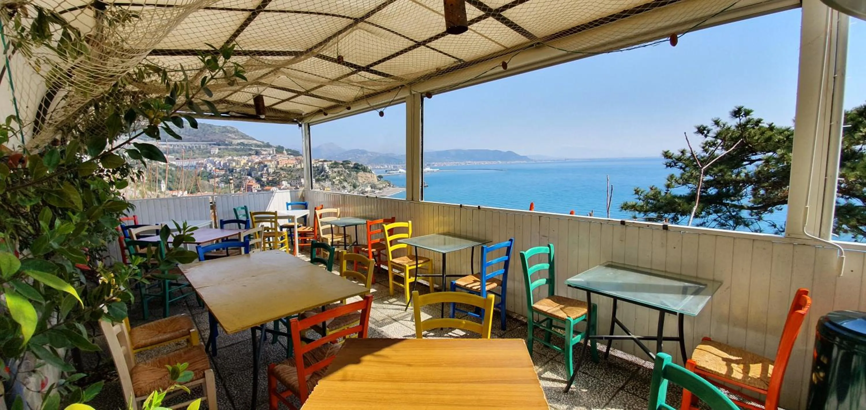 Restaurant/places to eat in B&B FISH