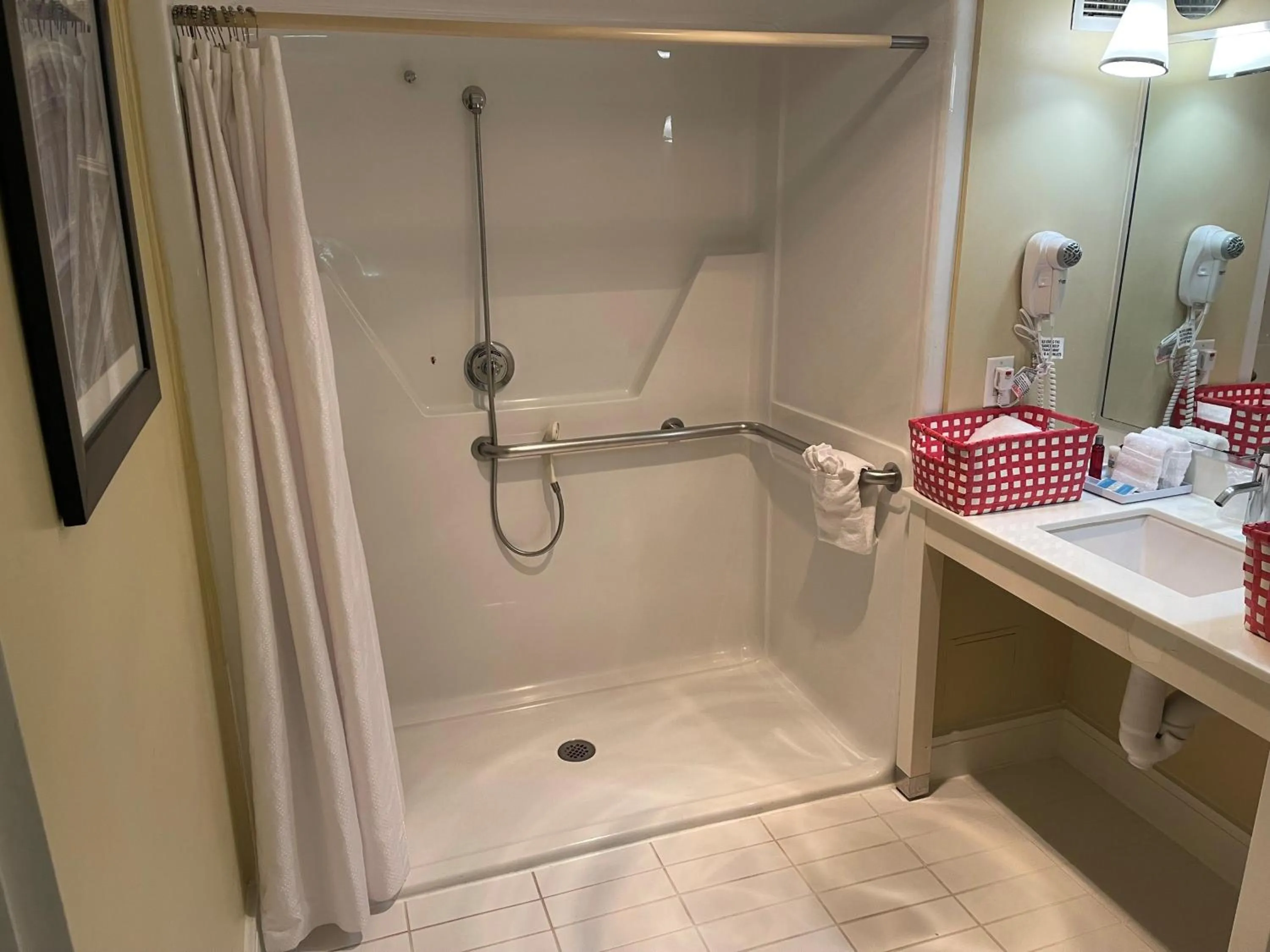 Shower in Metro Points Hotel Washington North