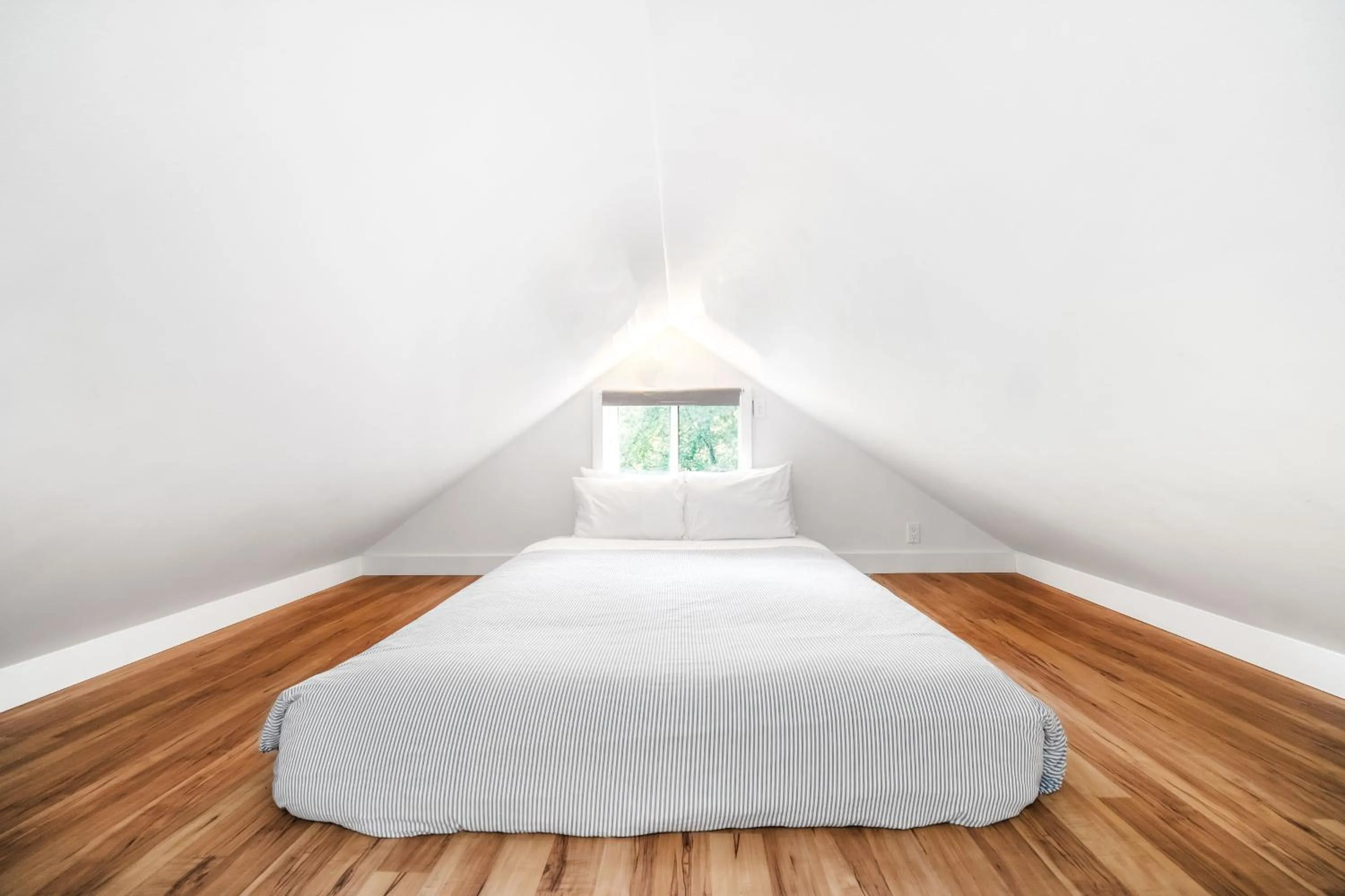 Bedroom, Bed in Sunwolf Riverside Cabins