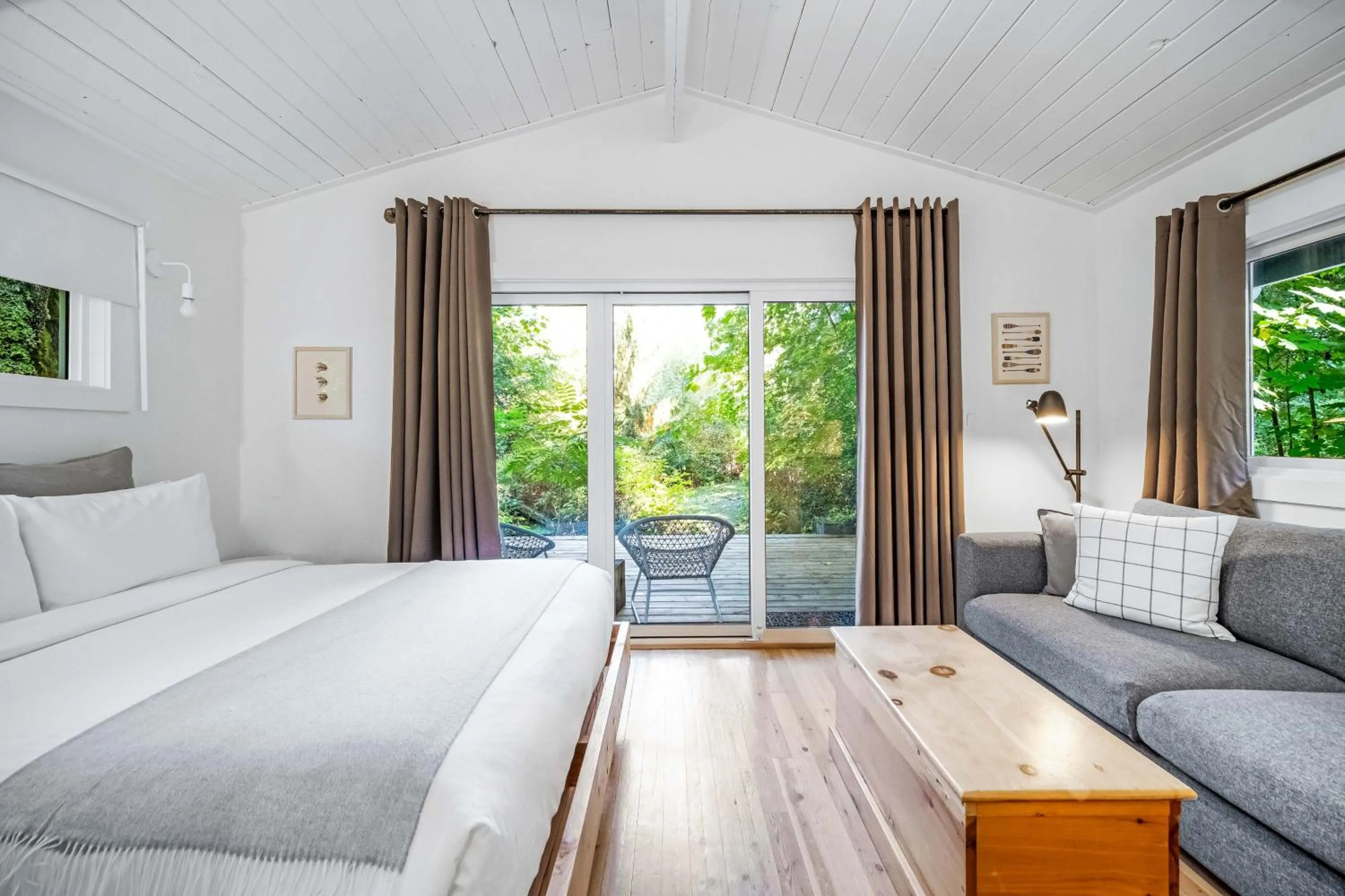 Living room, Bed in Sunwolf Riverside Cabins