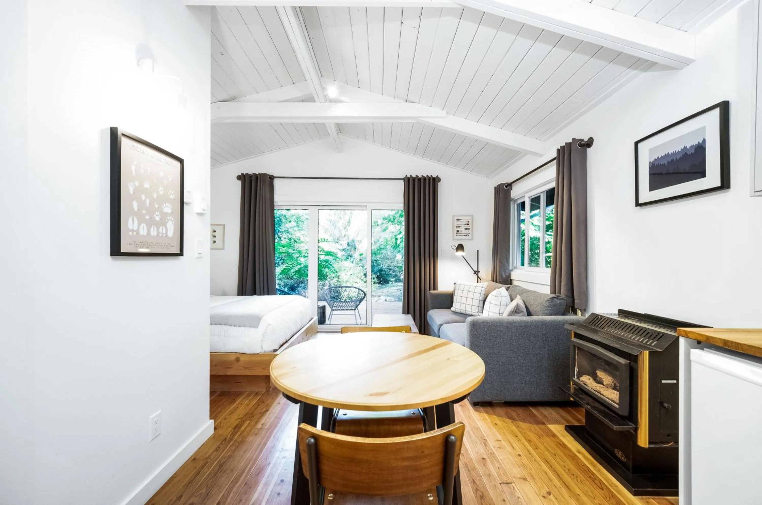 Dining area in Sunwolf Riverside Cabins
