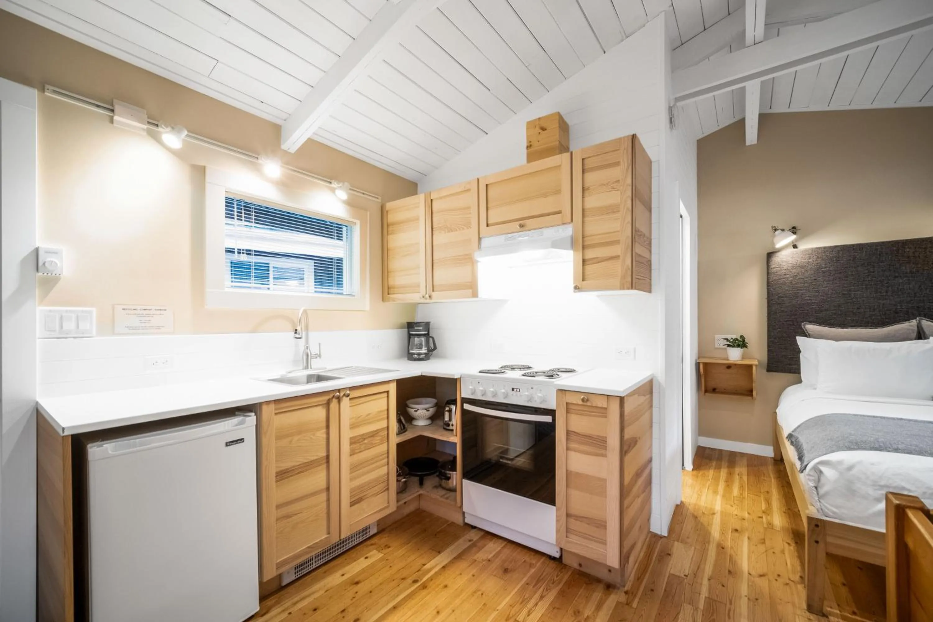 Kitchen or kitchenette, Bed in Sunwolf Riverside Cabins