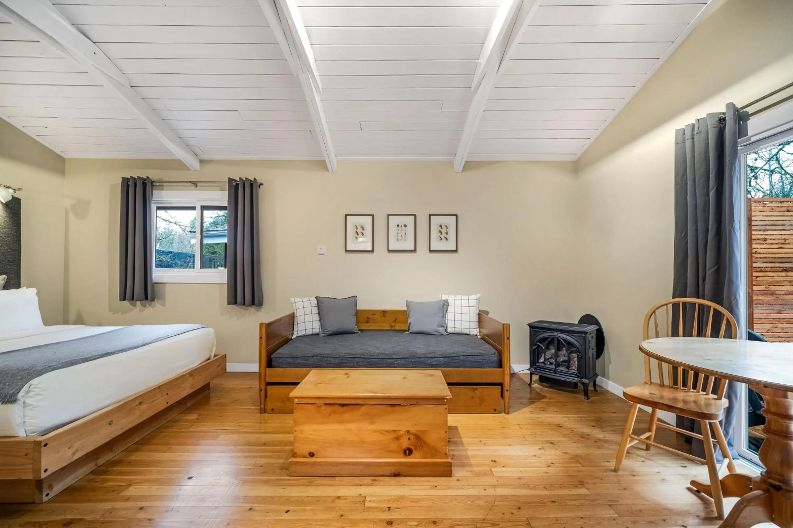 Photo of the whole room, Bed in Sunwolf Riverside Cabins