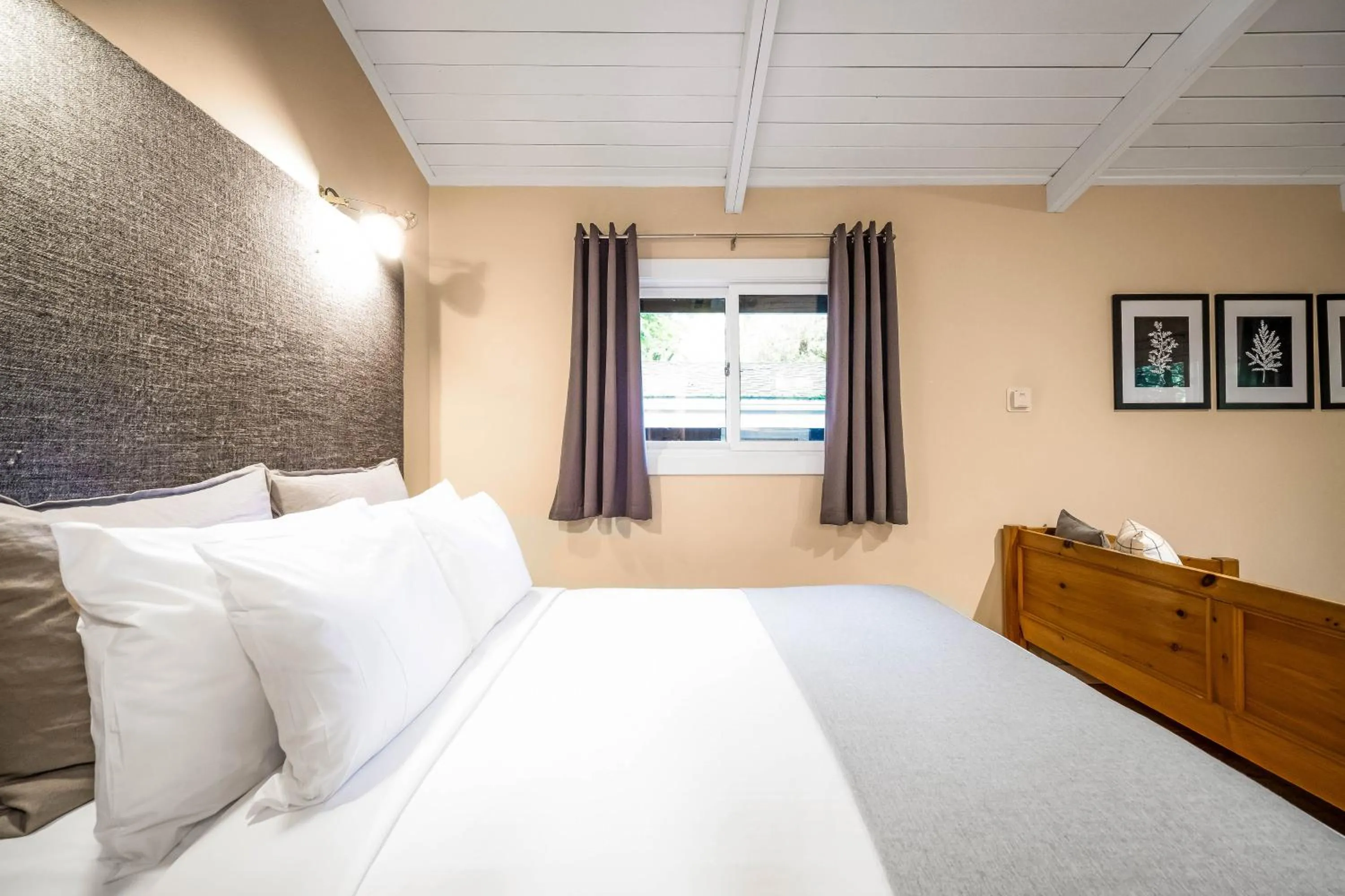 Bed in Sunwolf Riverside Cabins