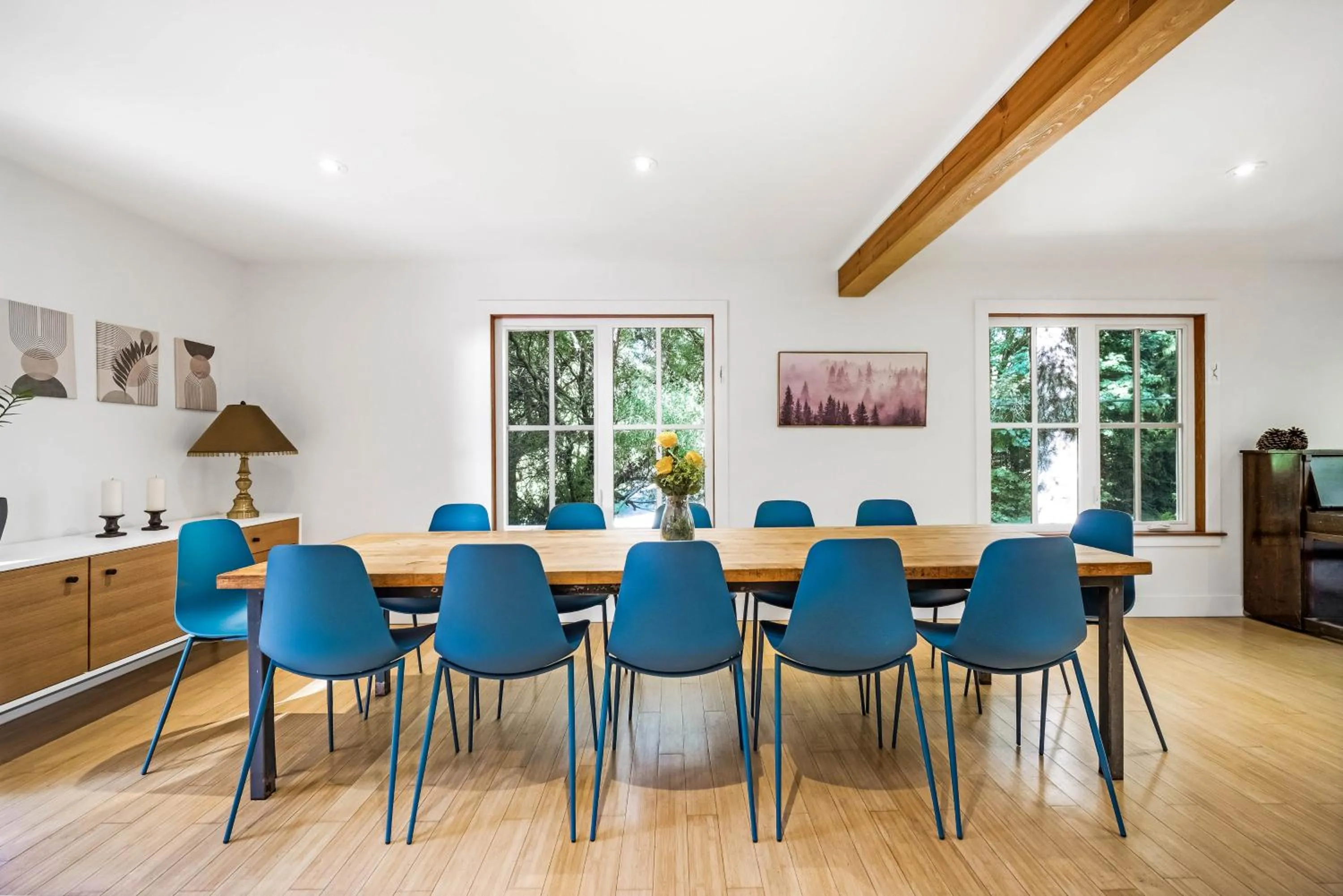 Dining area in Sunwolf Riverside Cabins