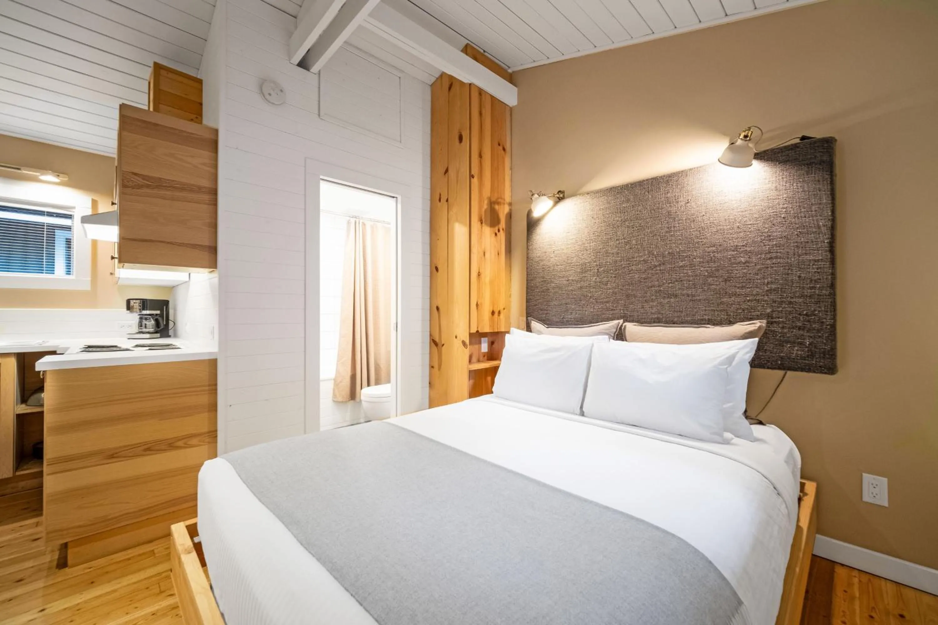 Bed in Sunwolf Riverside Cabins