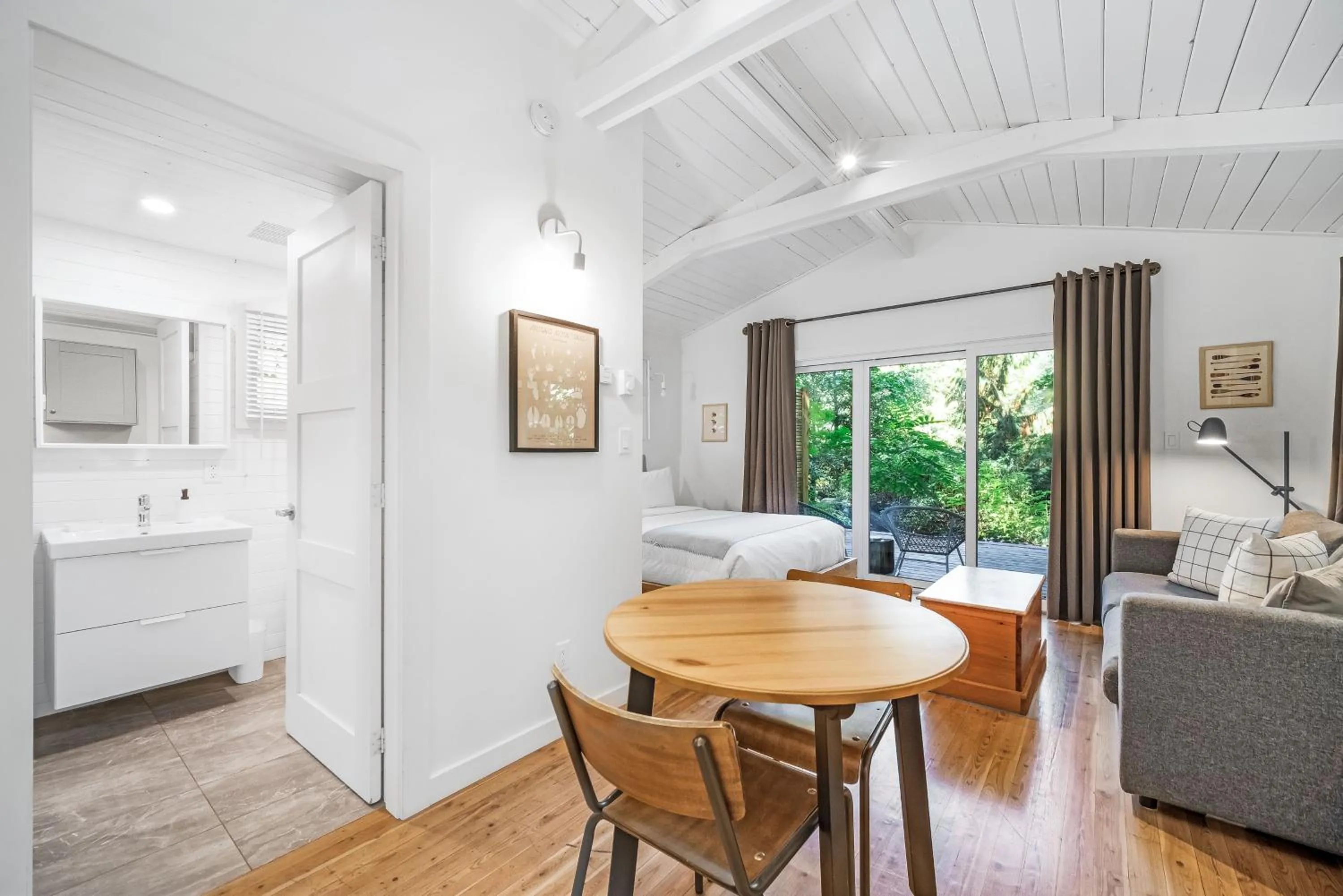 Dining area in Sunwolf Riverside Cabins