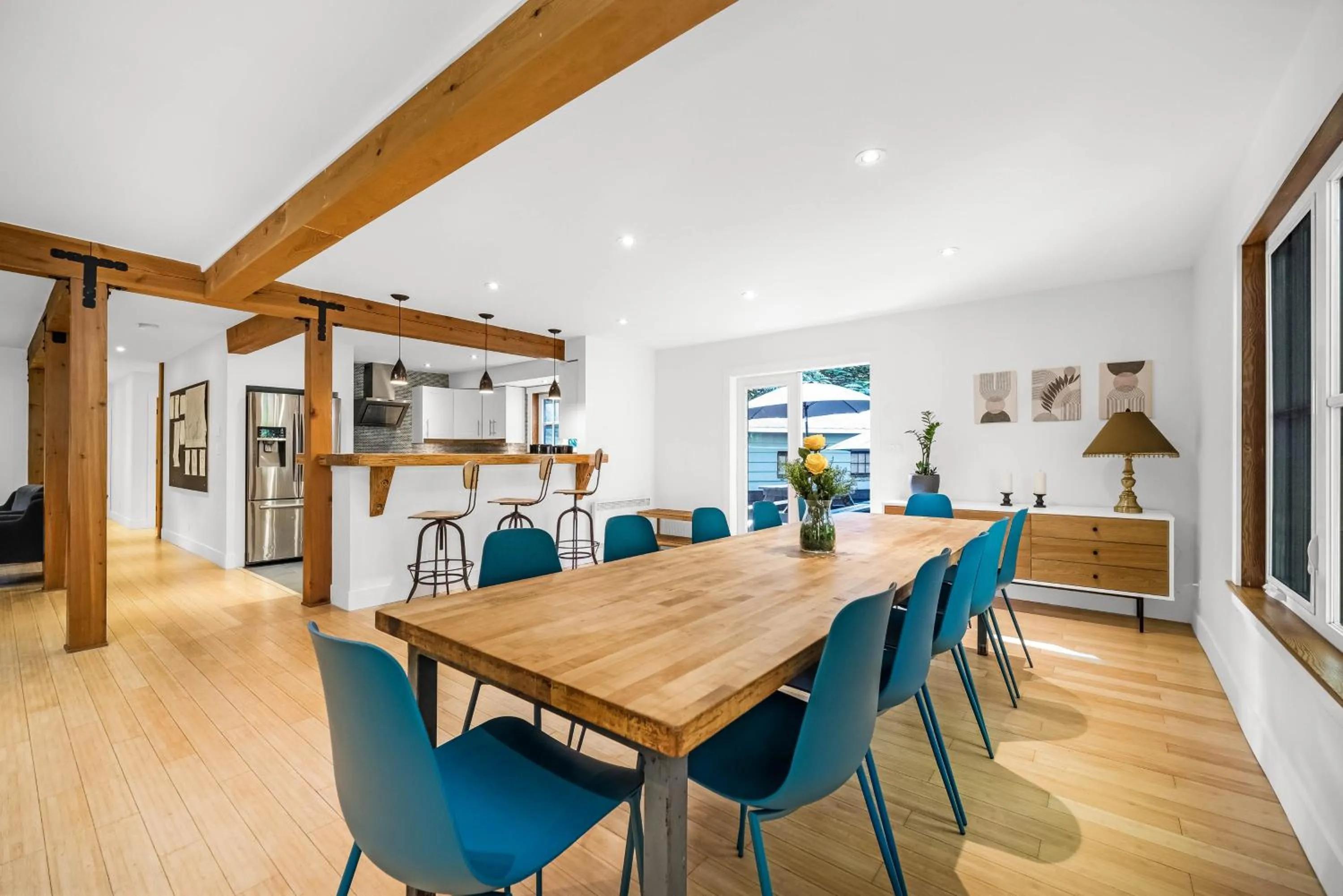 Dining area in Sunwolf Riverside Cabins