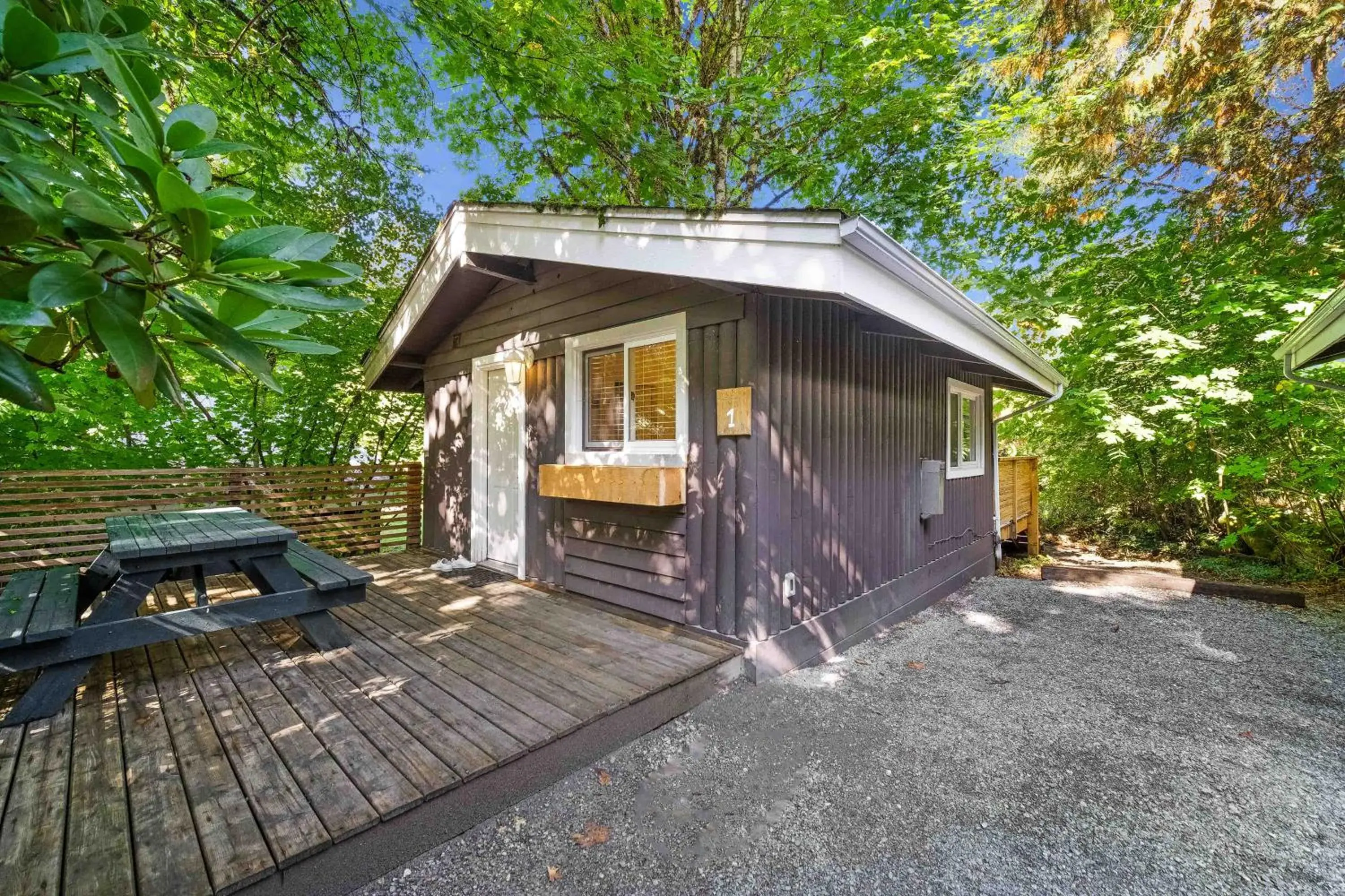 Deluxe Queen Studio in Sunwolf Riverside Cabins Deluxe Queen Studio in Sunwolf Riverside Cabins